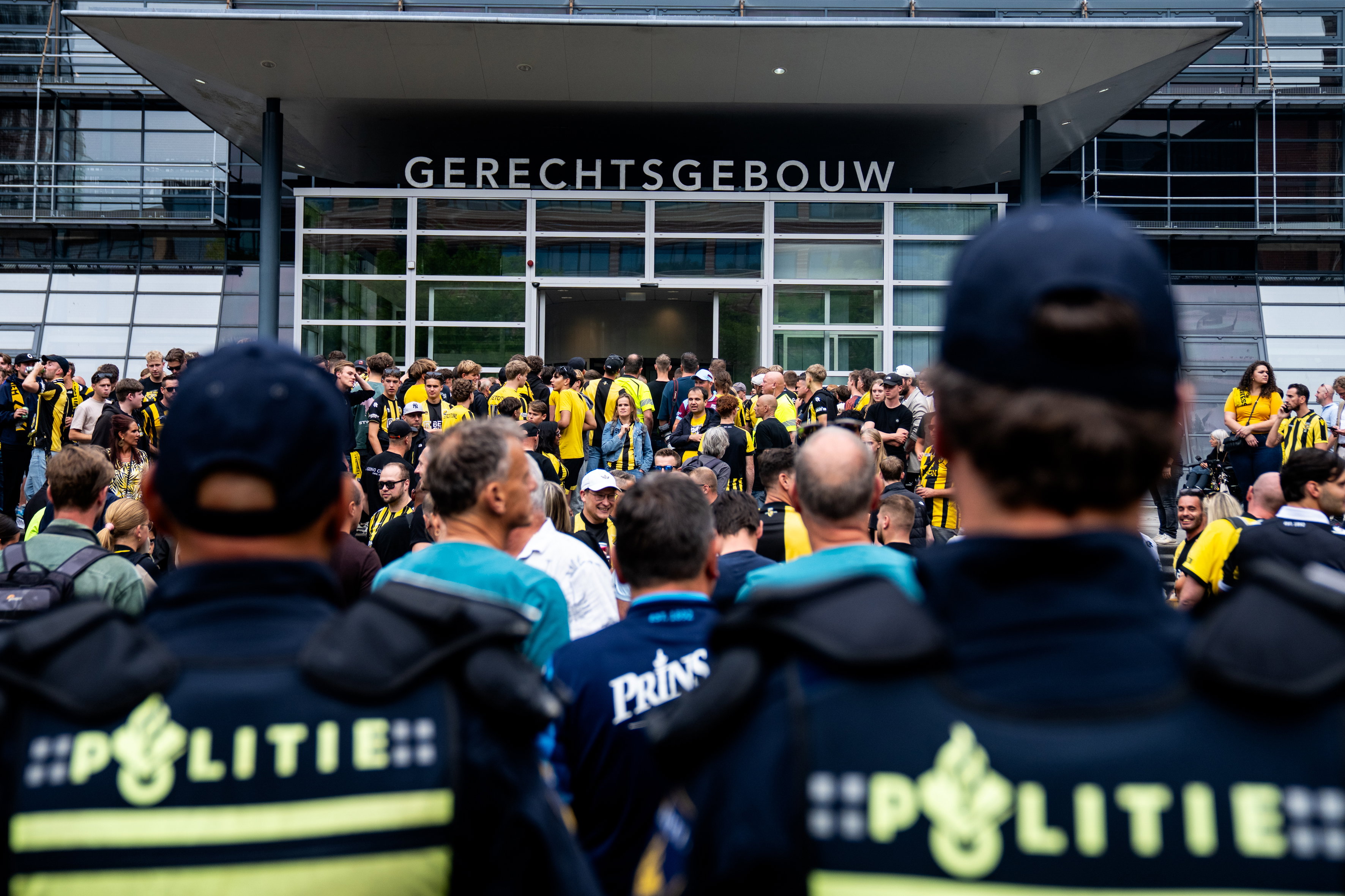 Vitesse-fans bij het gerechtsgebouw