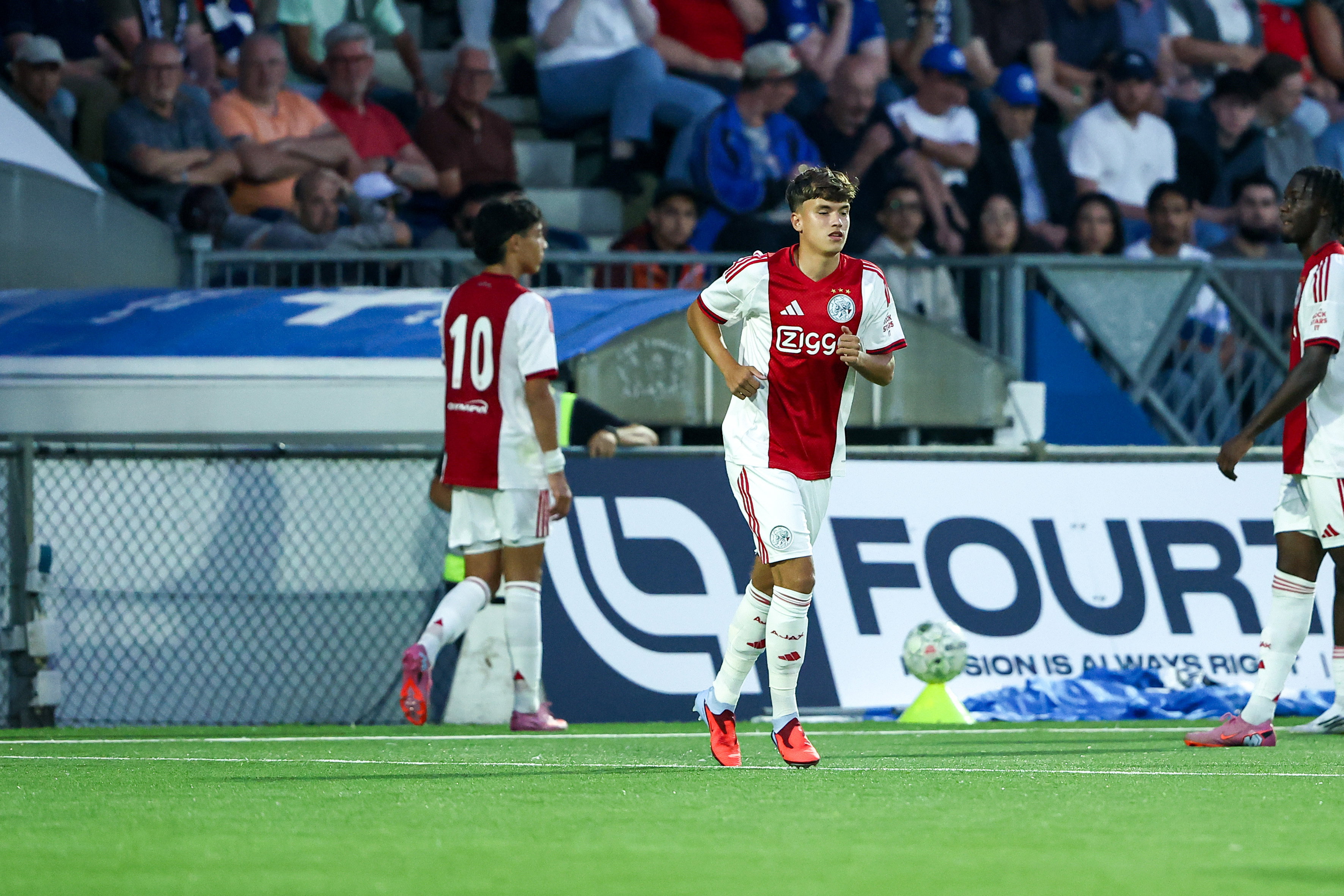 Damián van der Vaart maakt zijn debuut in het betaalde voetbal