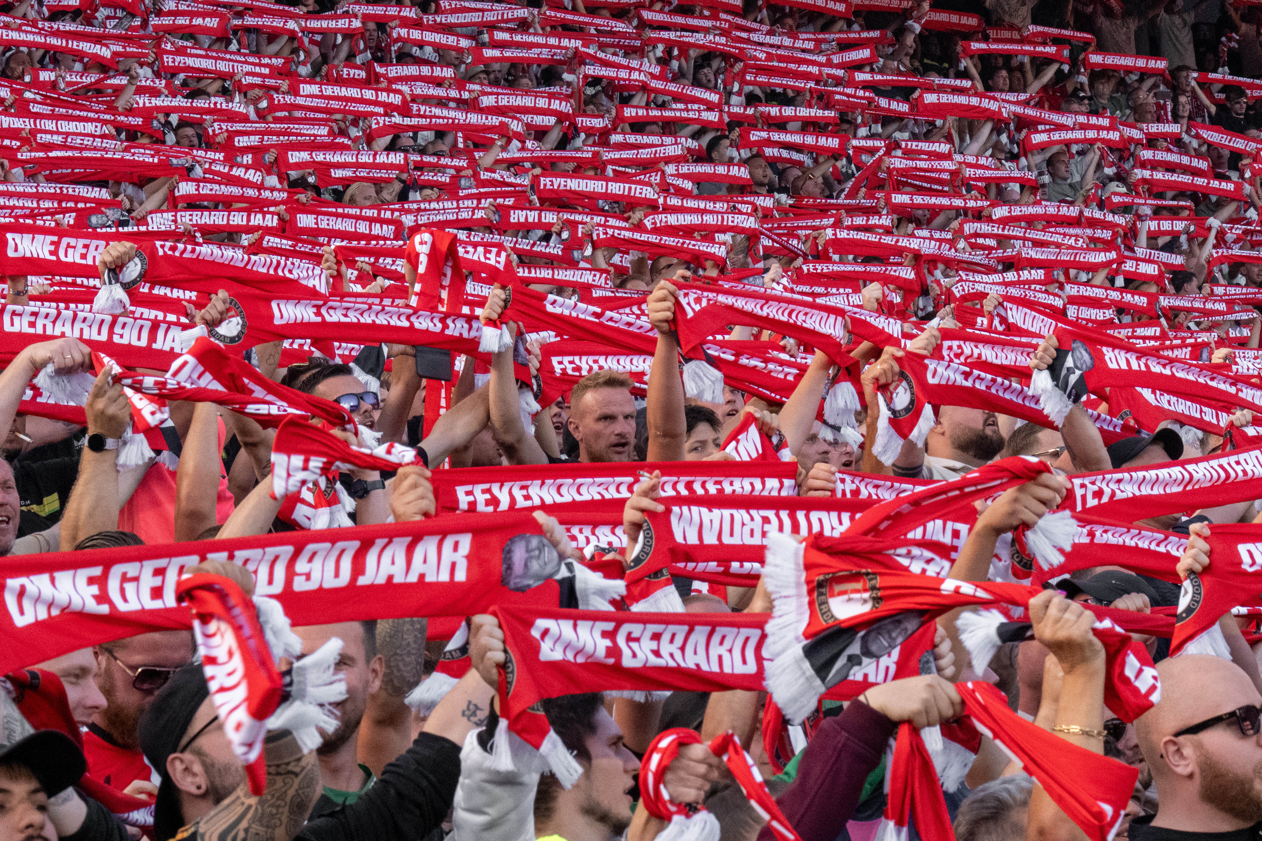 Feyenoord-fans met sjaals voor Gerard Meijer