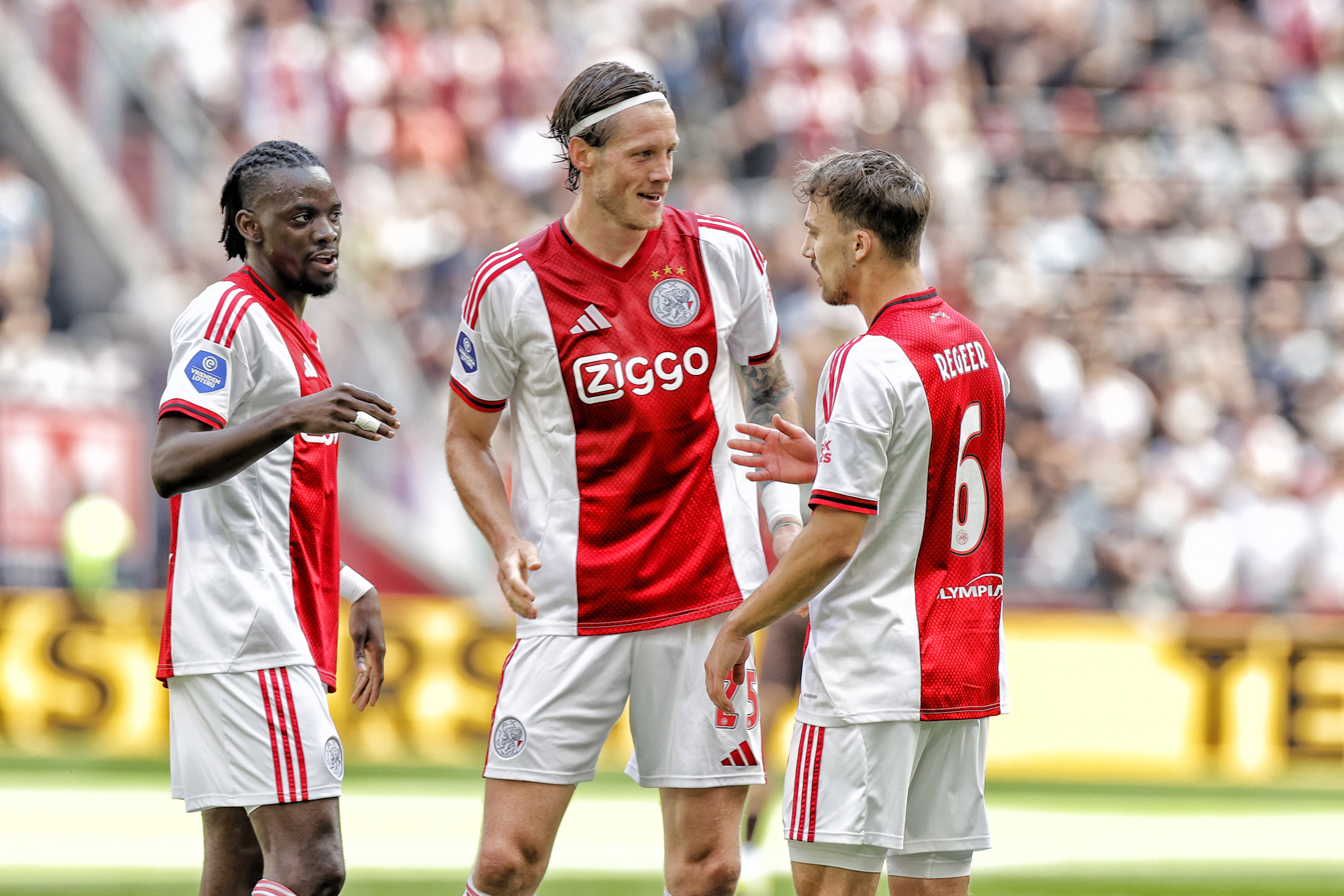 Bertrand Traoré, Wout Weghorst en Youri Regeer bij Ajax