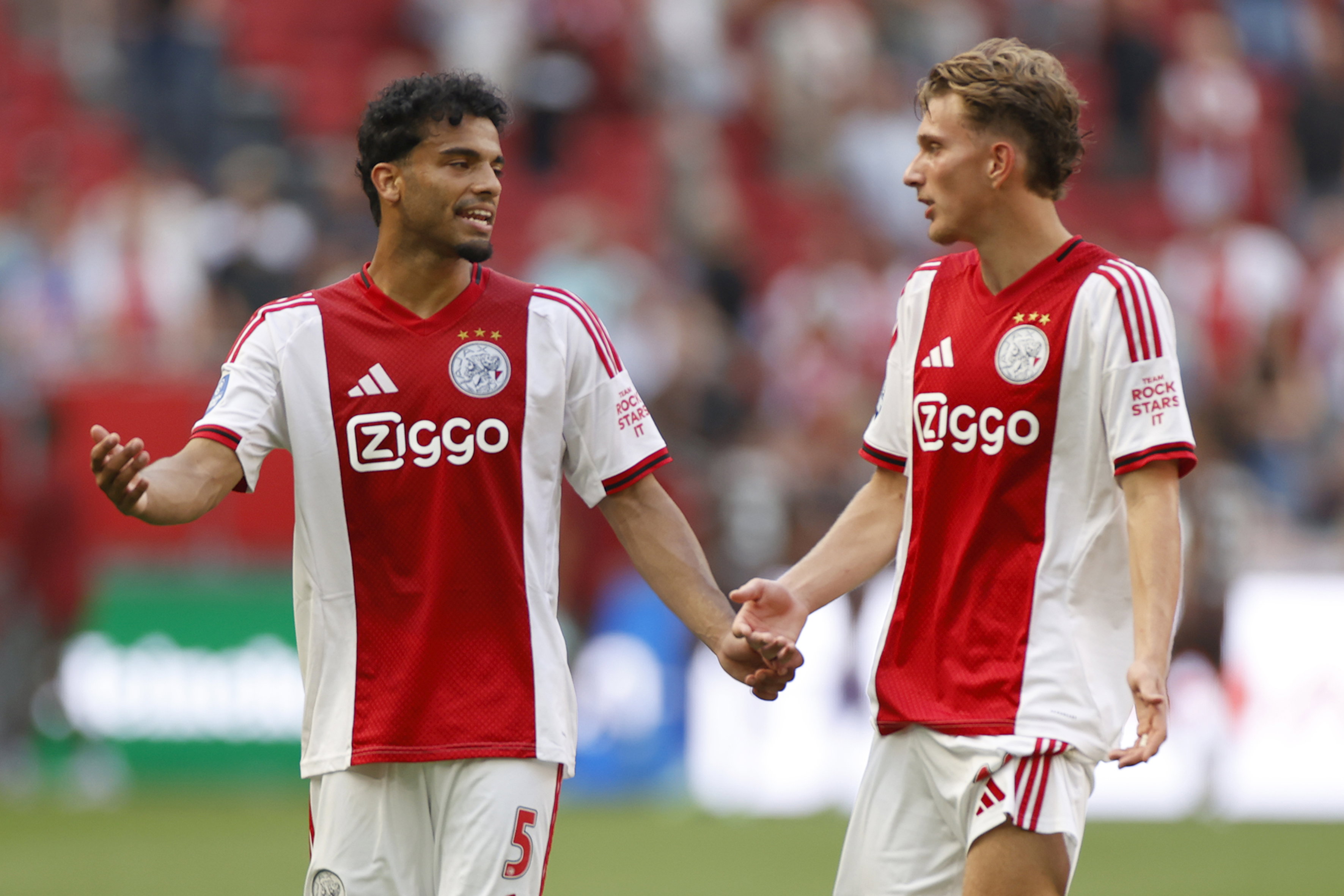 Owen Wijndal in discussie met Mika Godts