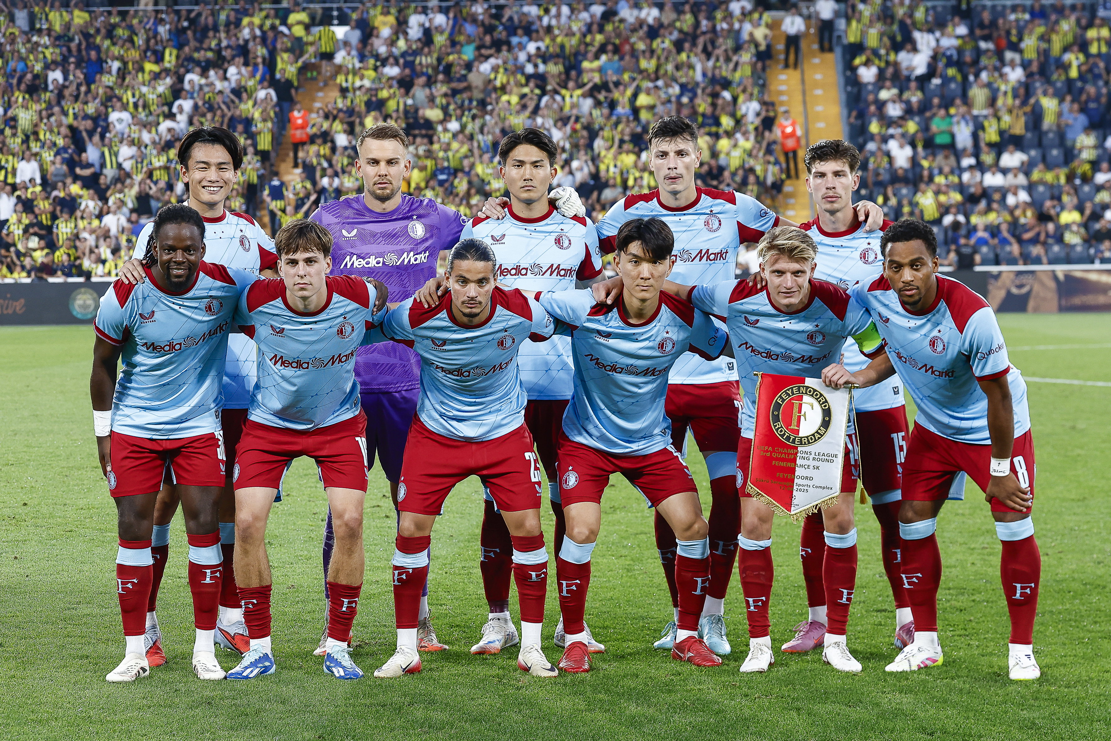 De teamfoto van Feyenoord voorafgaand het duel met Fenerbahçe