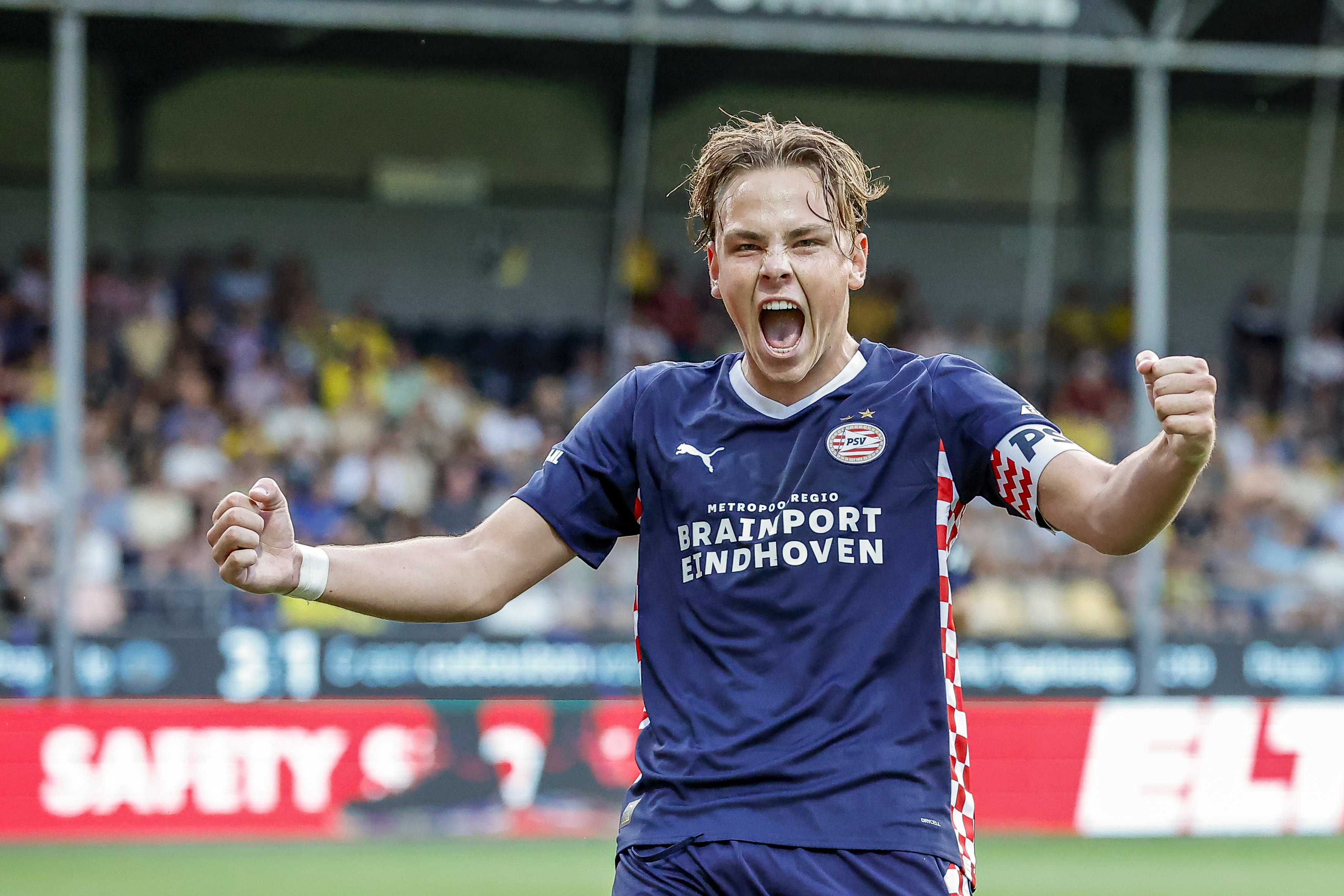 Robin van Duiven viert een treffer