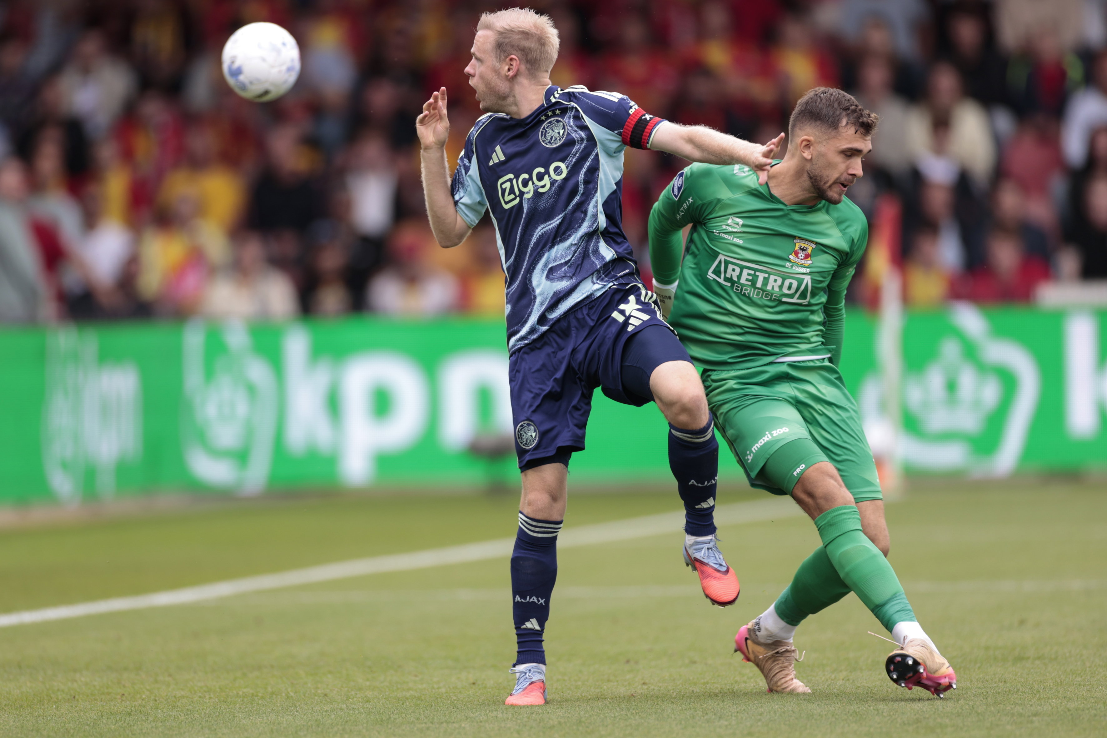 Davy Klaassen kopt de bal