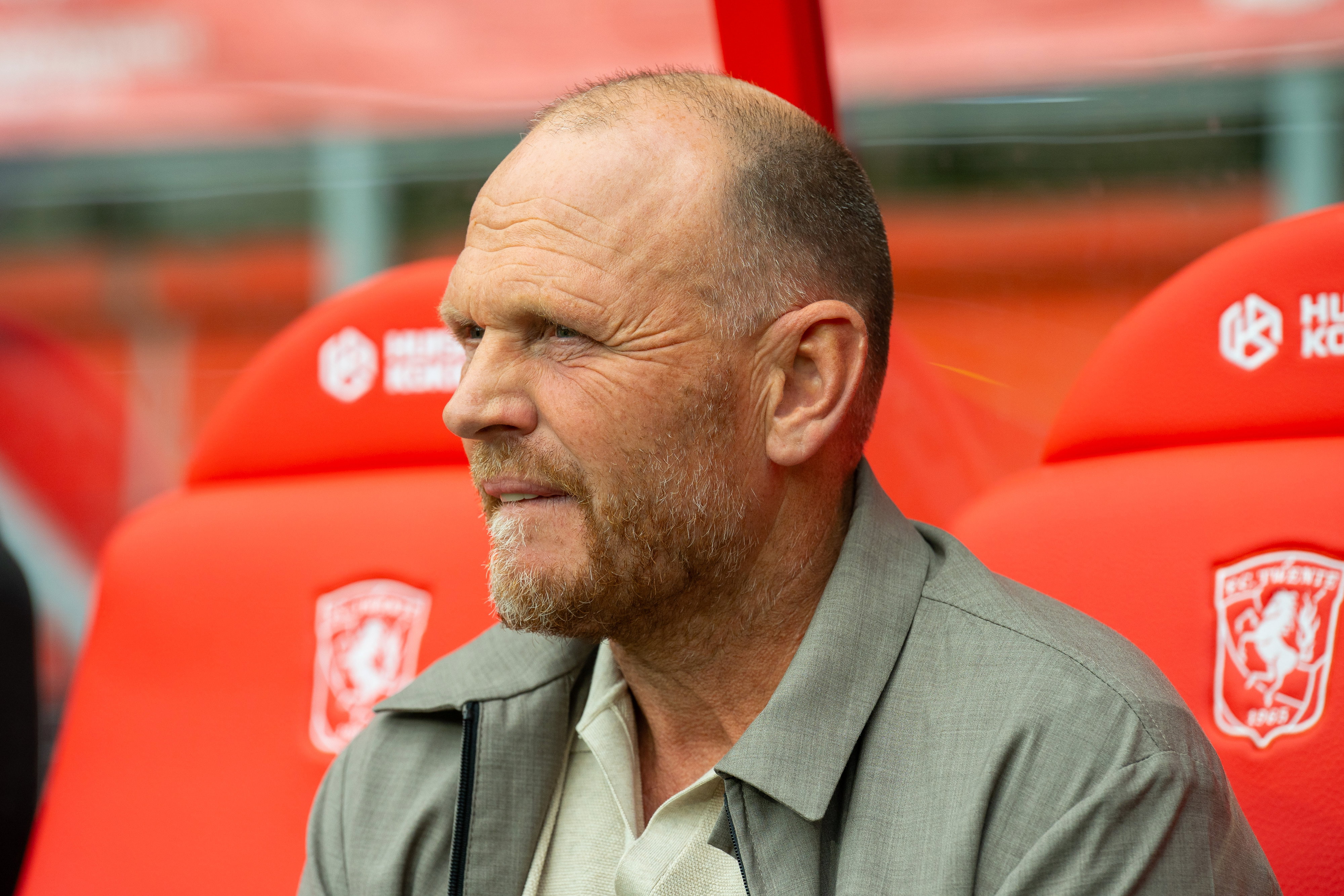 Joseph Oosting op de bank bij FC Twente