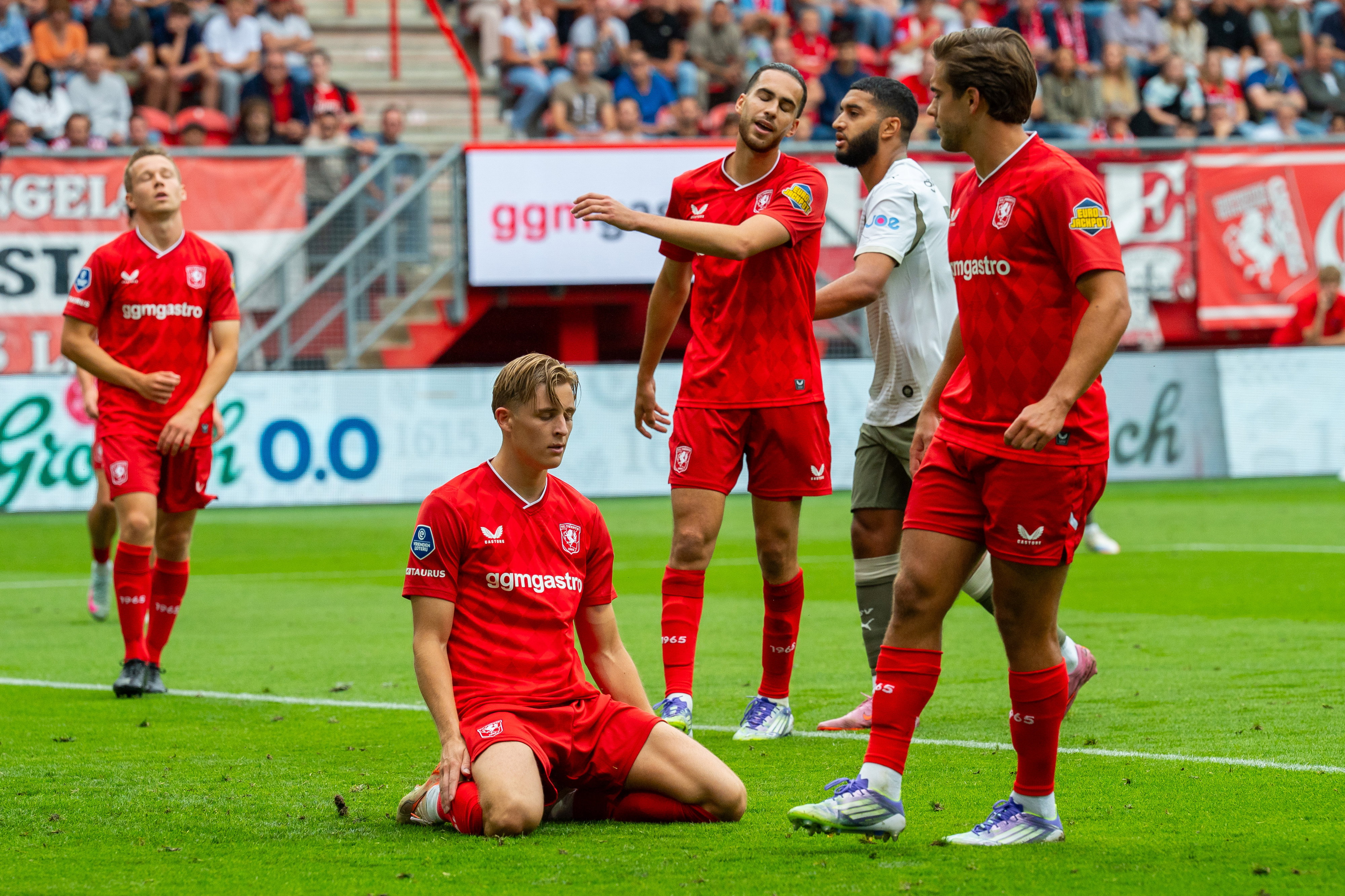 Max Bruns baalt na zijn eigen goal tegen PSV