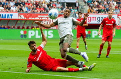 Robin Pröpper blesseert Alassane Pléa