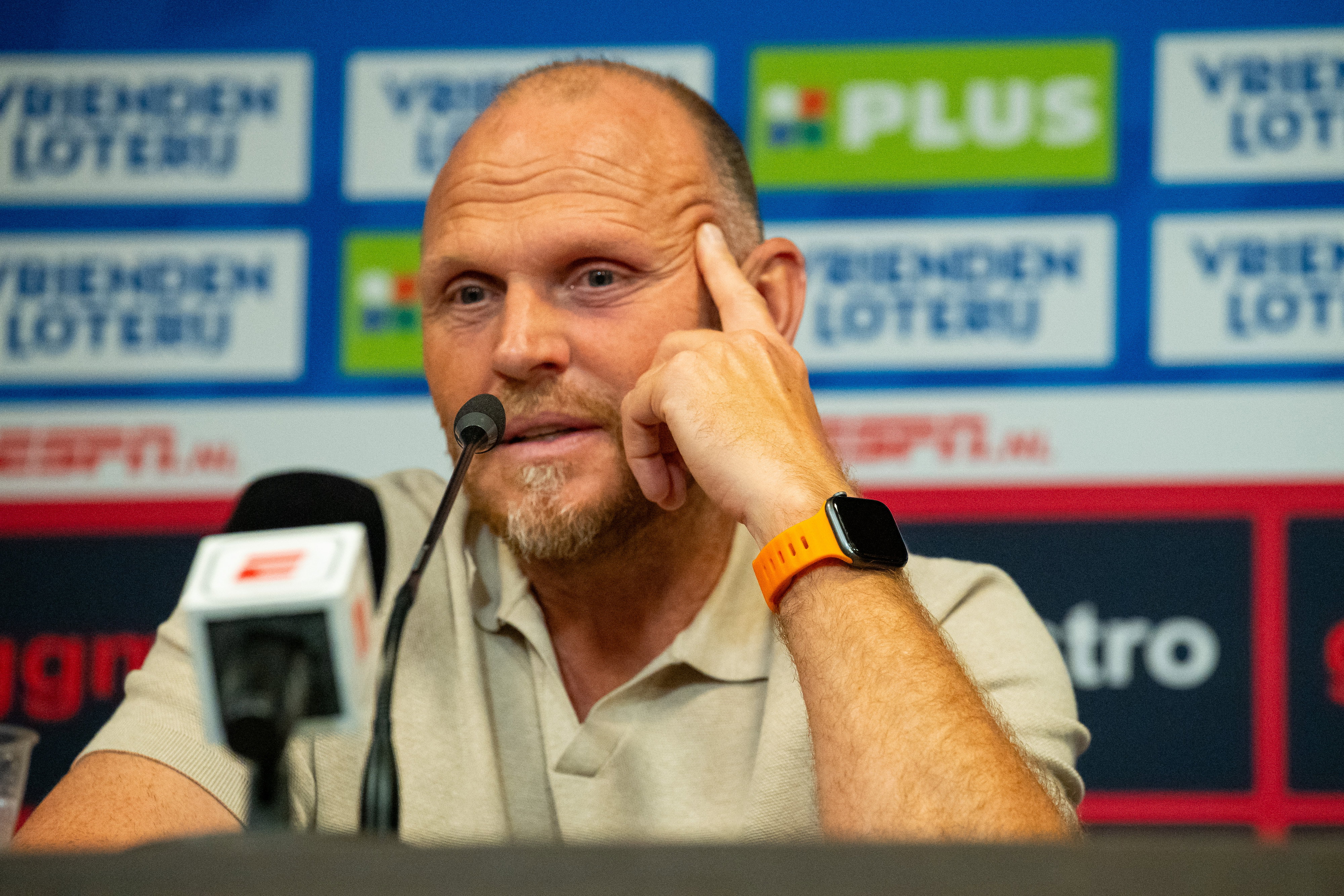 Joseph Oosting op een persconferentie