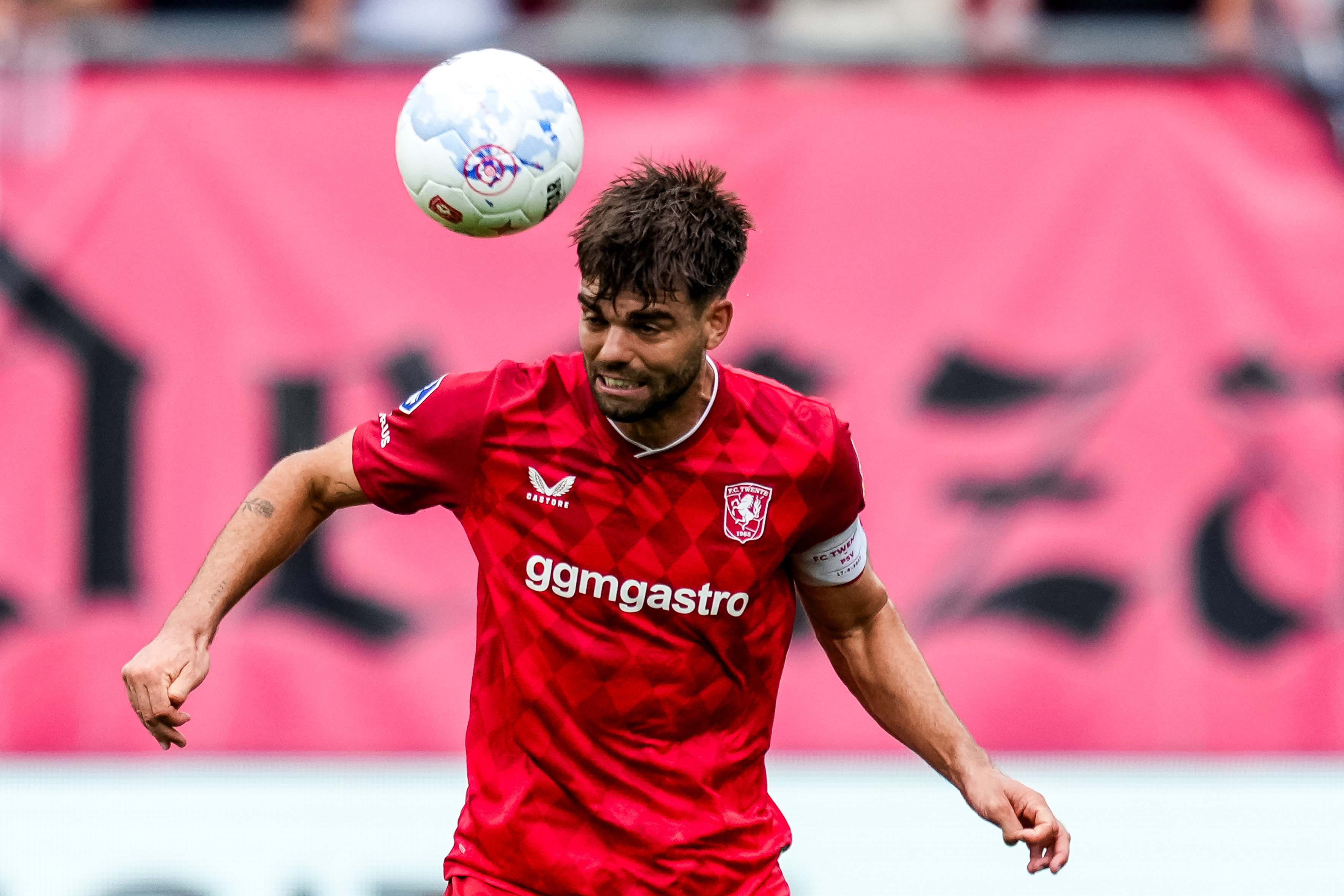 Robin Pröpper kopt de bal