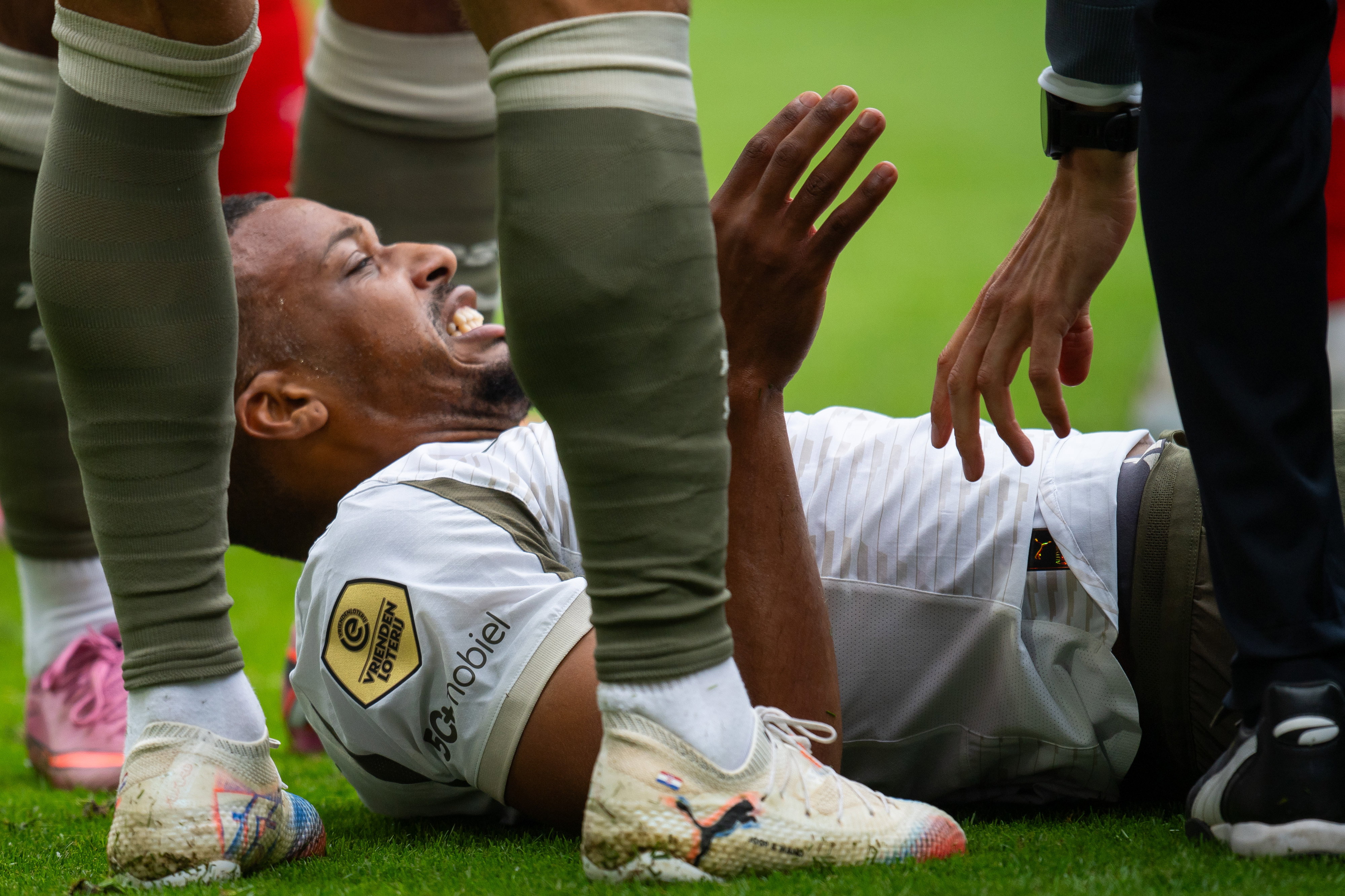 Alassane Pléa ligt geblesseerd op het veld