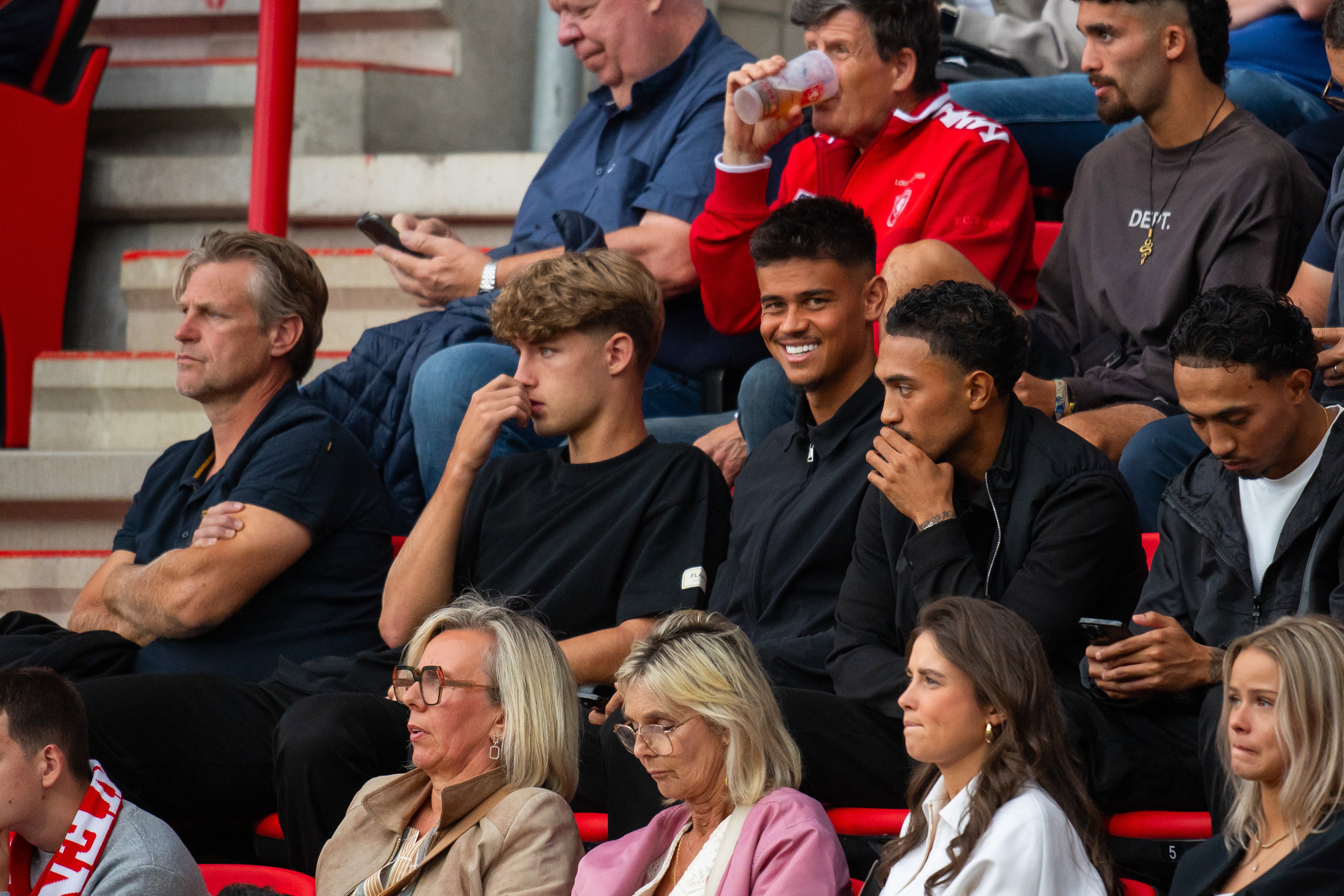 Mees Hilgers op de tribune bij FC Twente