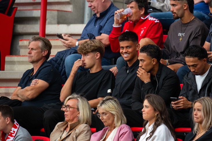Mees Hilgers op de tribune bij FC Twente