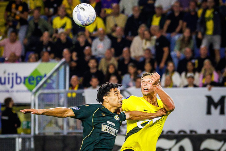 Sydney van Hooijdonk kopt de bal