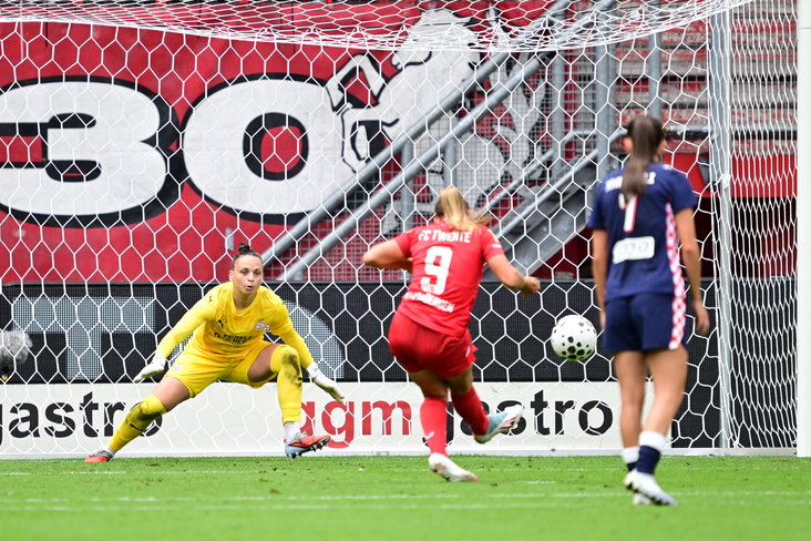 Jaimy Ravensbergen (FC Twente) schiet binnen vanaf elf meter