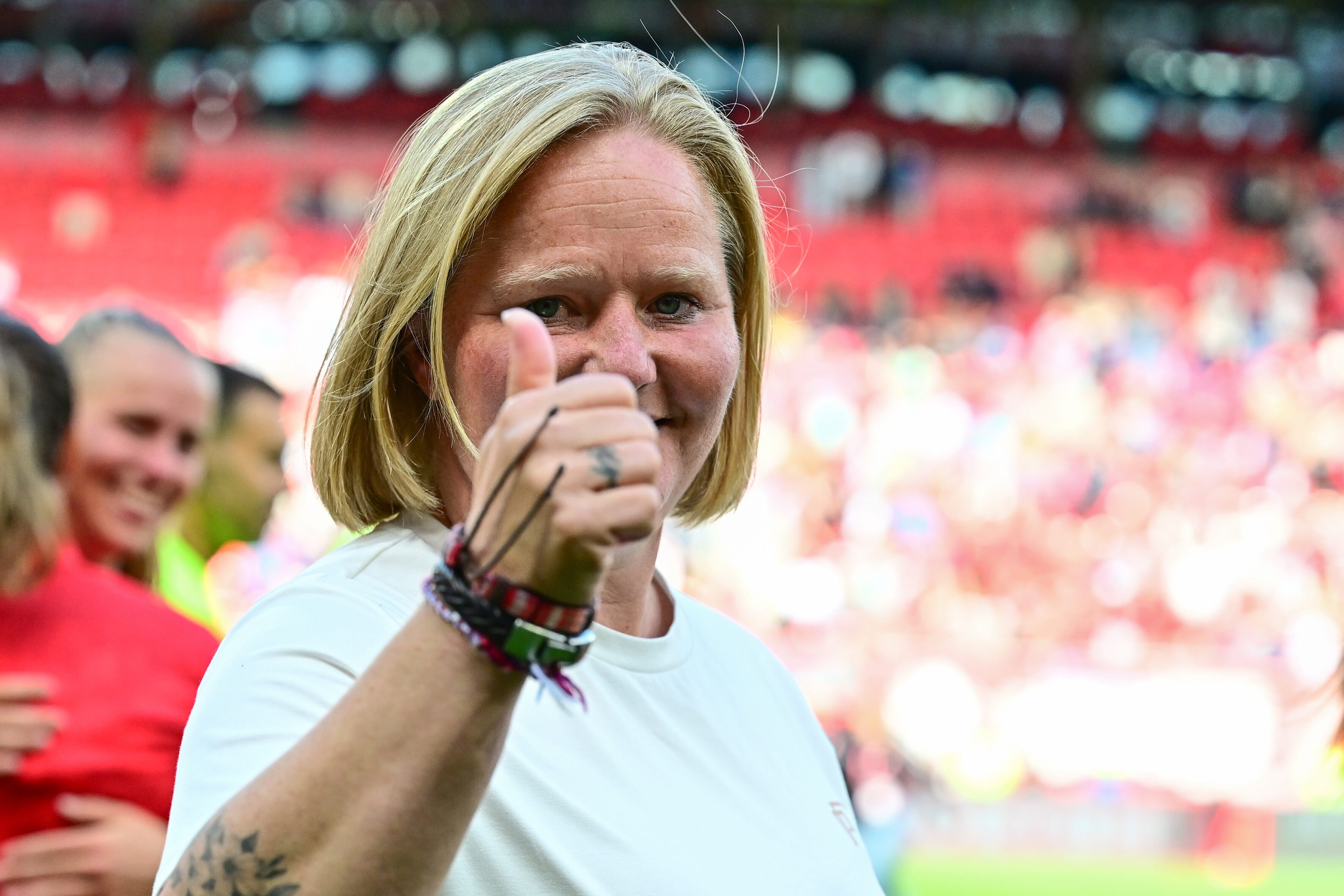 Corina Dekker is blij na de Super Cup-winst van FC Twente