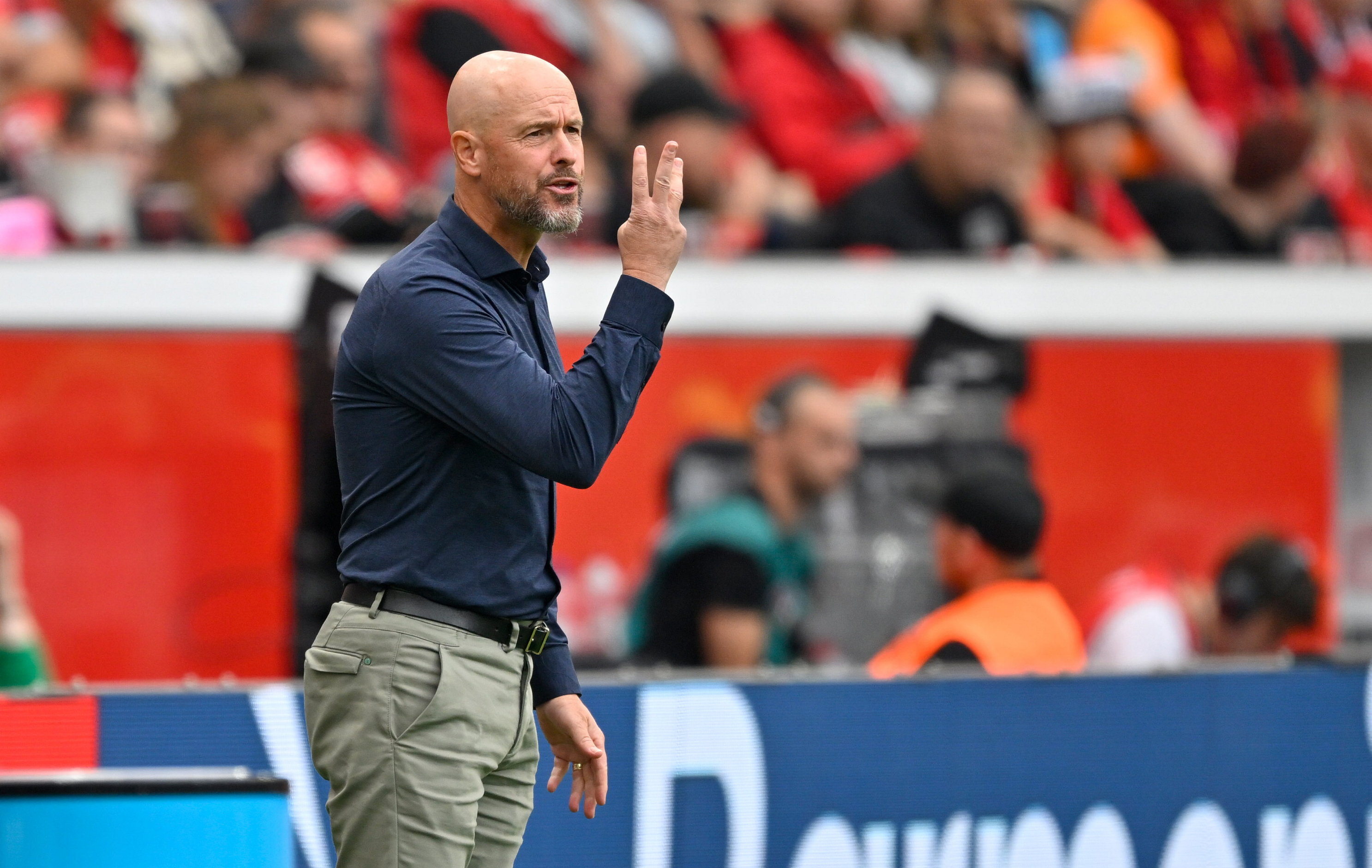Erik ten Hag langs de lijn bij Bayer Leverkusen