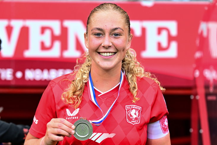 Danique van Ginkel met haar Super Cup-medaille