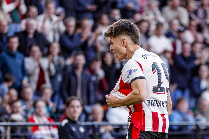 Esmir Bajraktarevic viert zijn treffer namens PSV