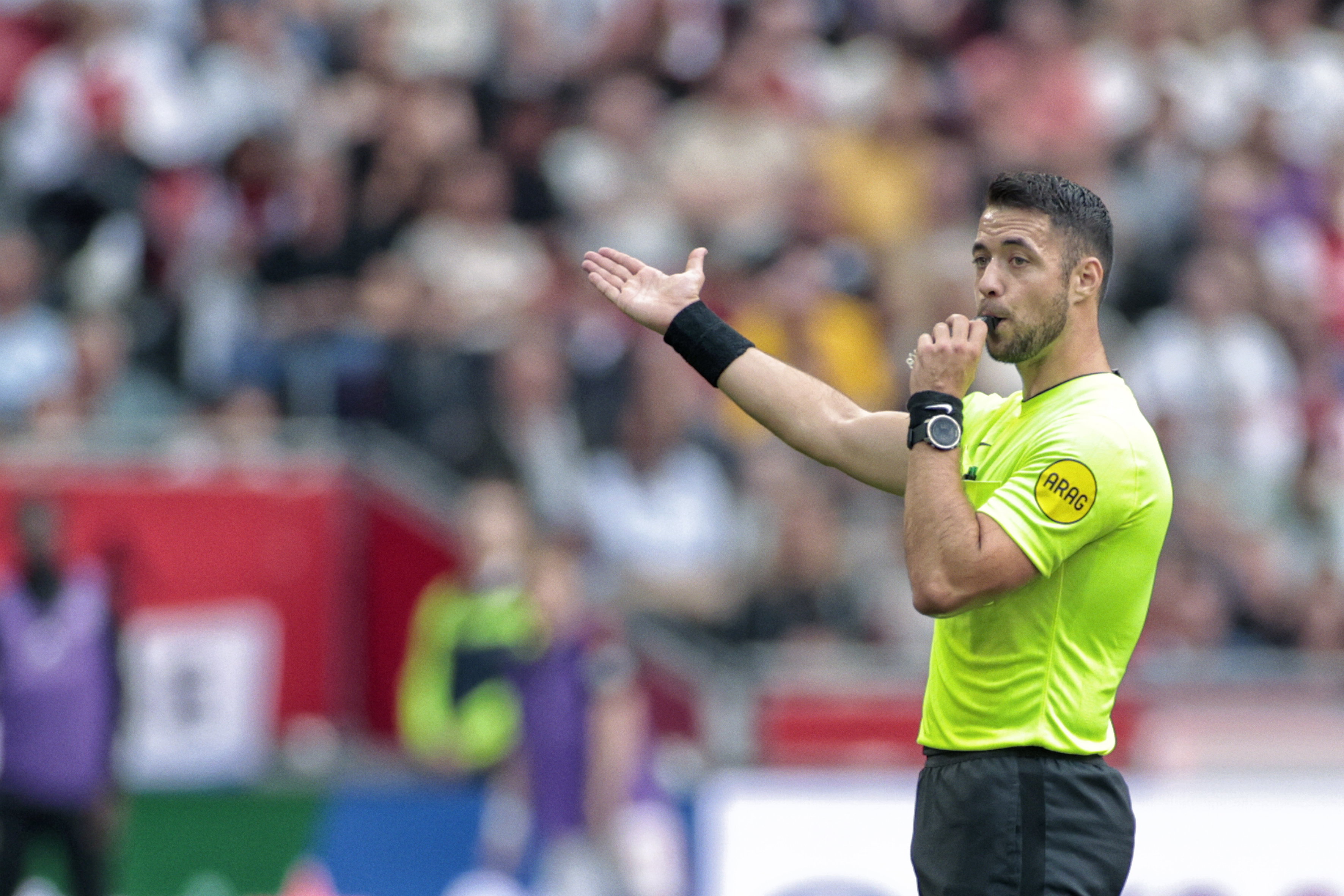 KNVB maakt scheidsrechter en VAR bekend voor AZ - SC Heerenveen