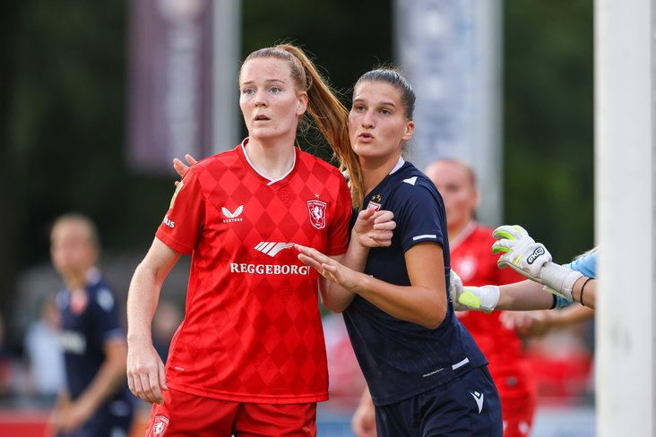 Nikée van Dijk in actie tegen Crvena Zvezda