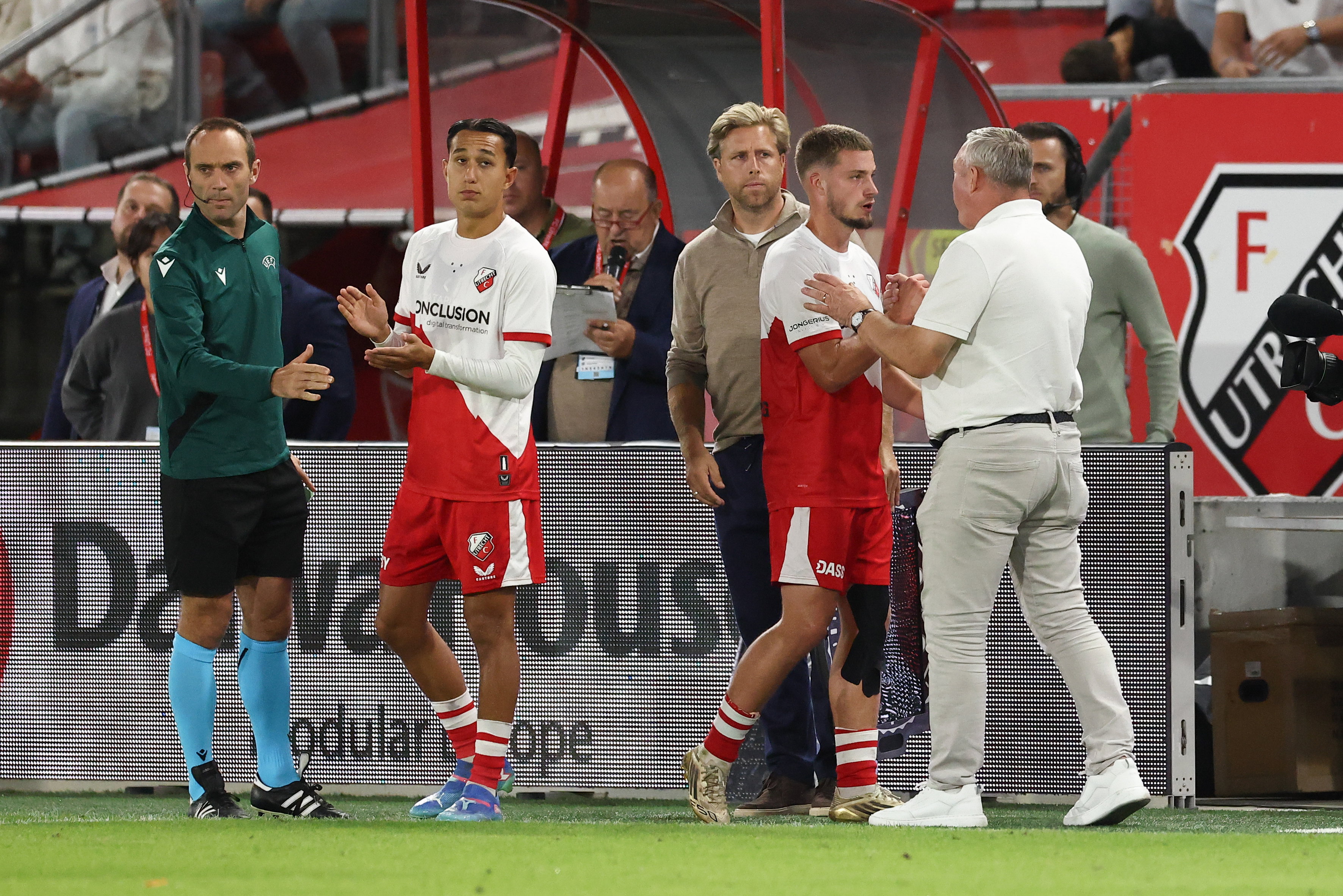 Ron Jans met Davy van den Berg na de wissel