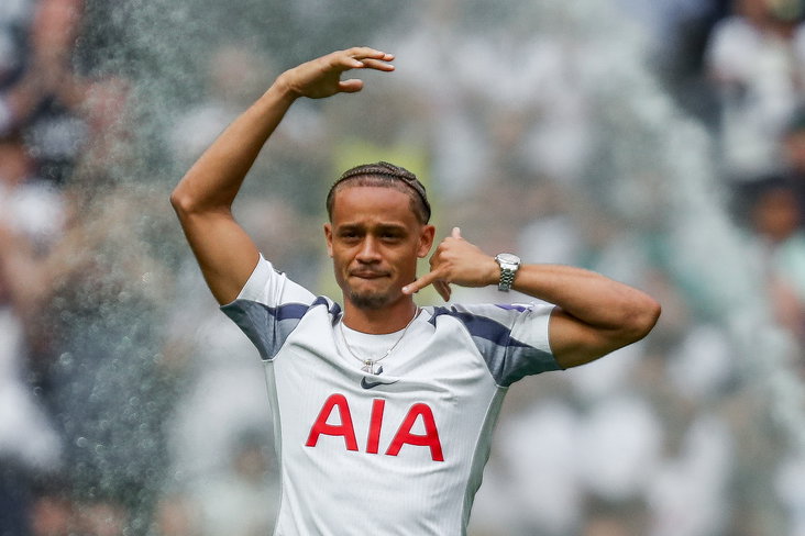 Xavi Simons bij zijn presentatie bij Tottenham Hotspur