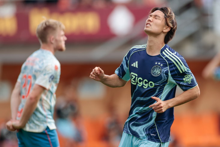 Ko Itakura (Ajax) baalt tegen FC Volendam