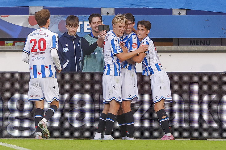 Marcus Linday in het midden een doelpunt aan het vieren met teamgenoten