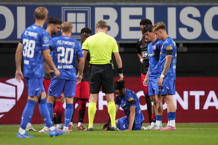 FC Twente-spelers kijken naar Ramiz Zerrouki