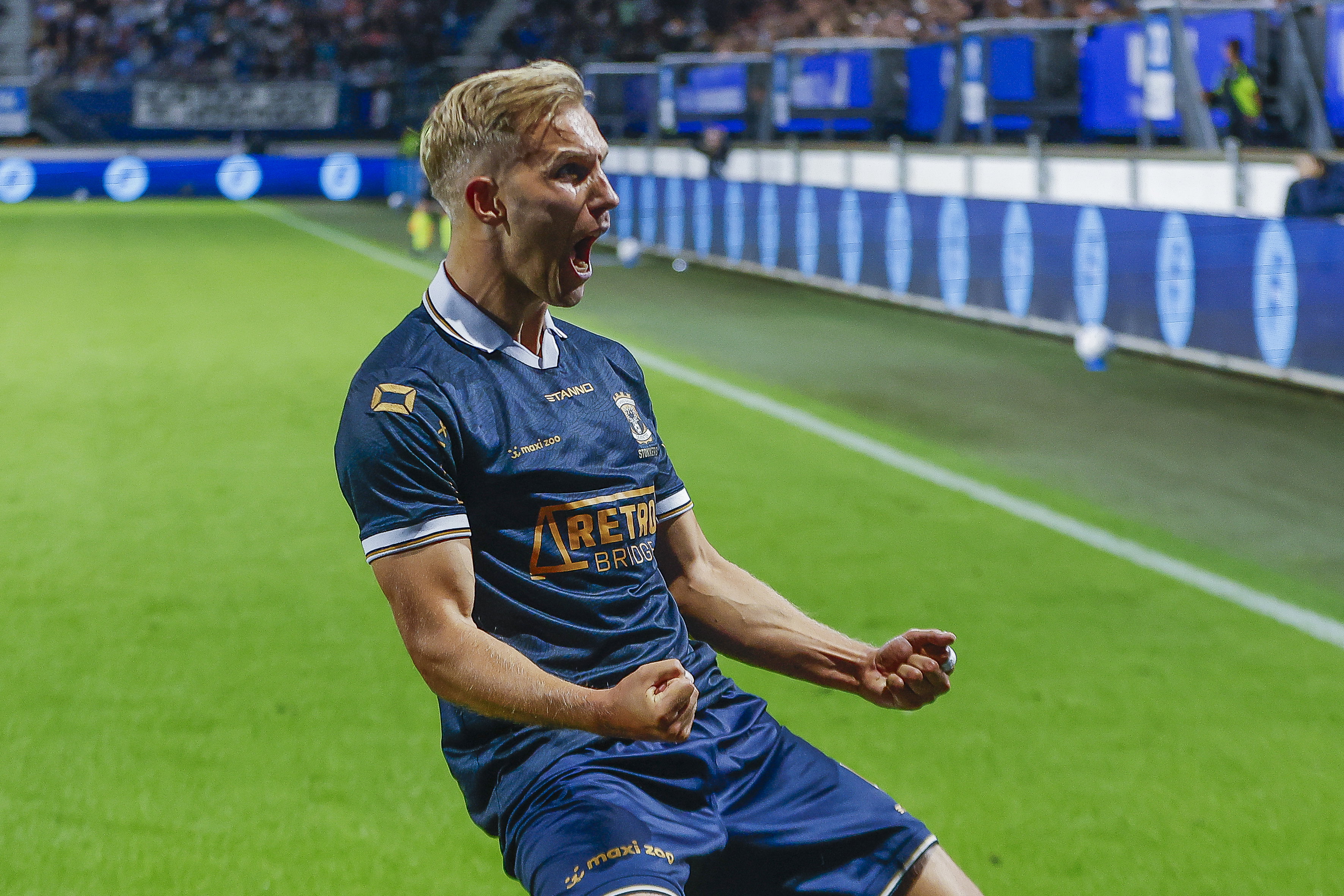 Finn Stokkers viert zijn treffer tegen SC Heerenveen