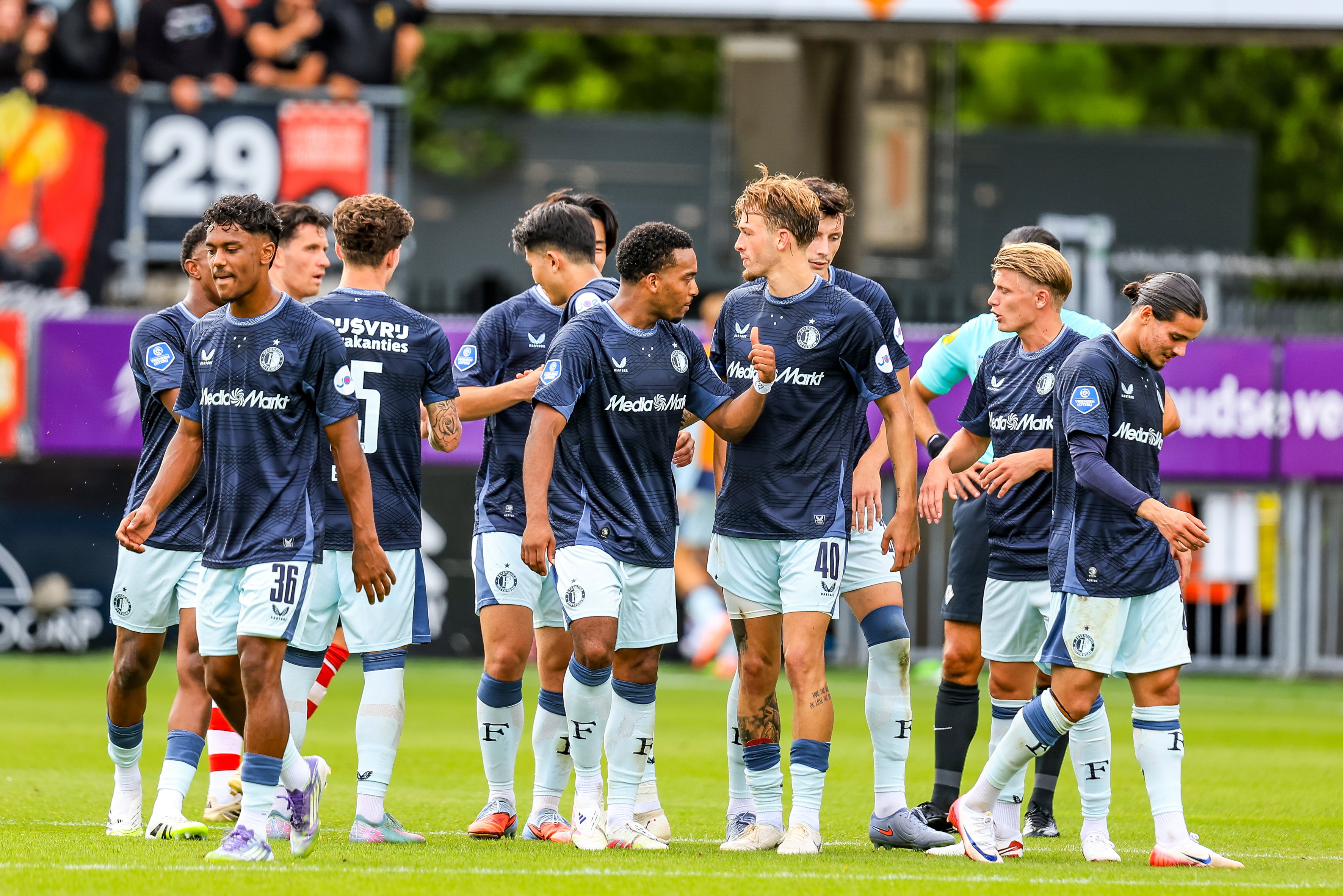 Ayase Ueda wordt gefeliciteerd na zijn goal
