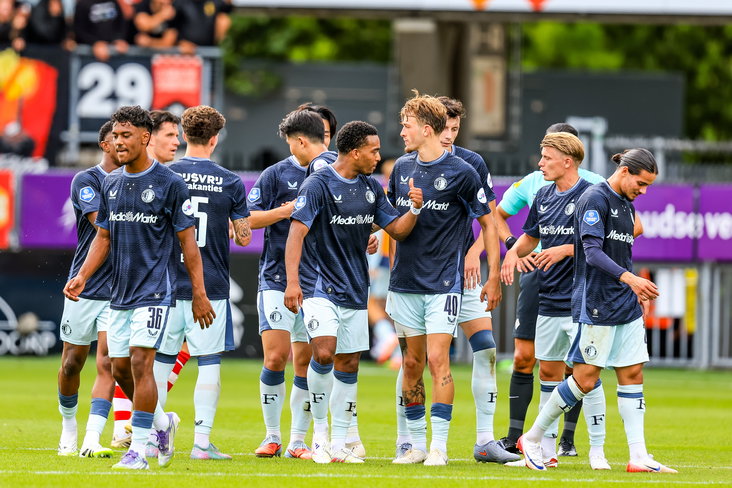 Ayase Ueda wordt gefeliciteerd na zijn goal