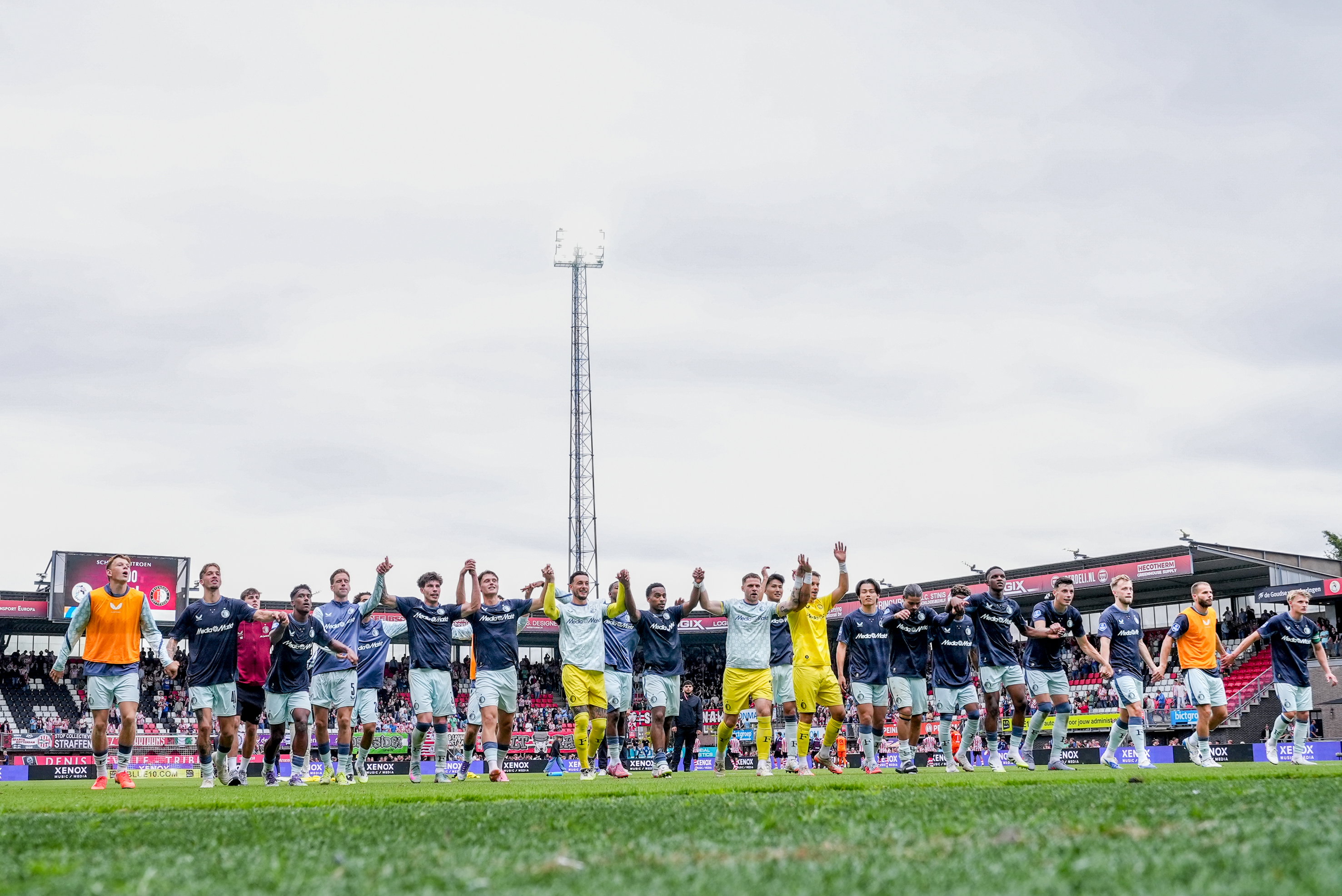 Feyenoord bedankt de meegereisde fans op Het Kasteel