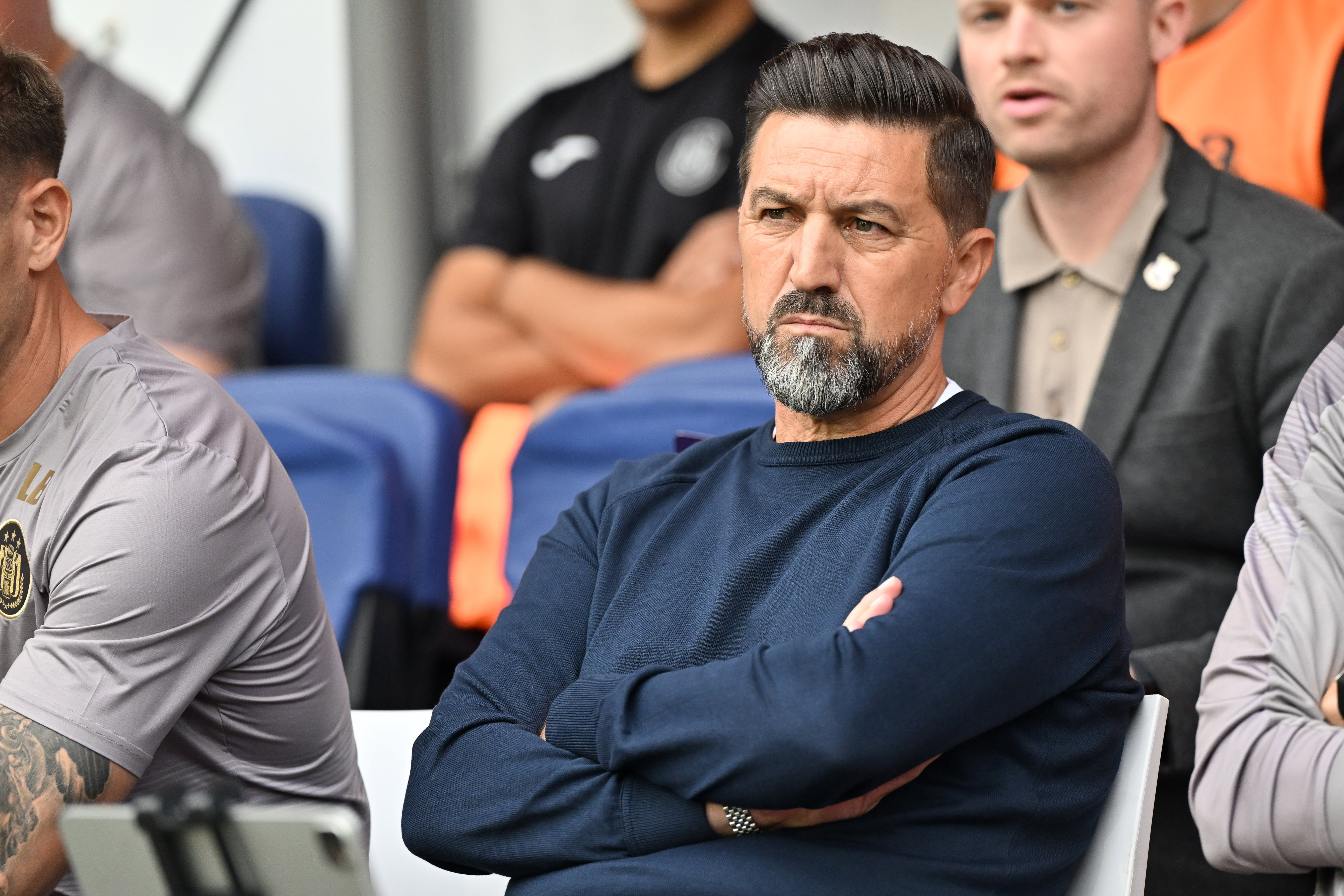 Besnik Hasi op de bank bij Anderlecht
