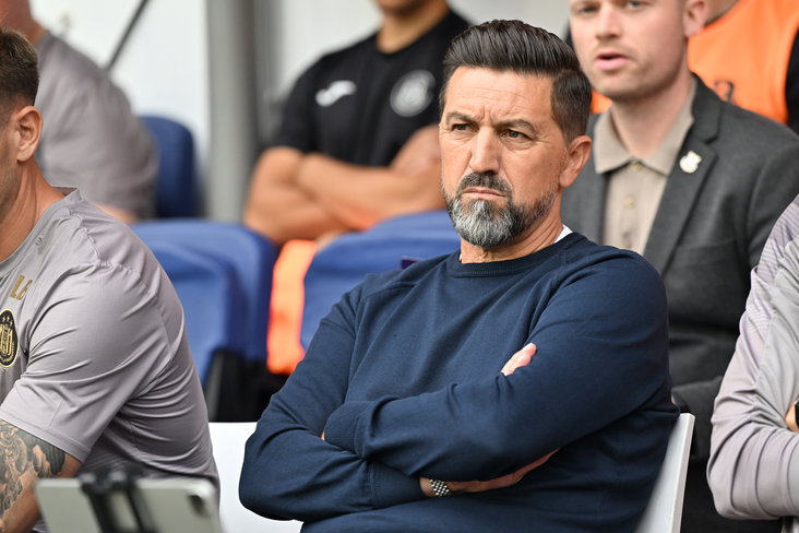 Besnik Hasi op de bank bij Anderlecht
