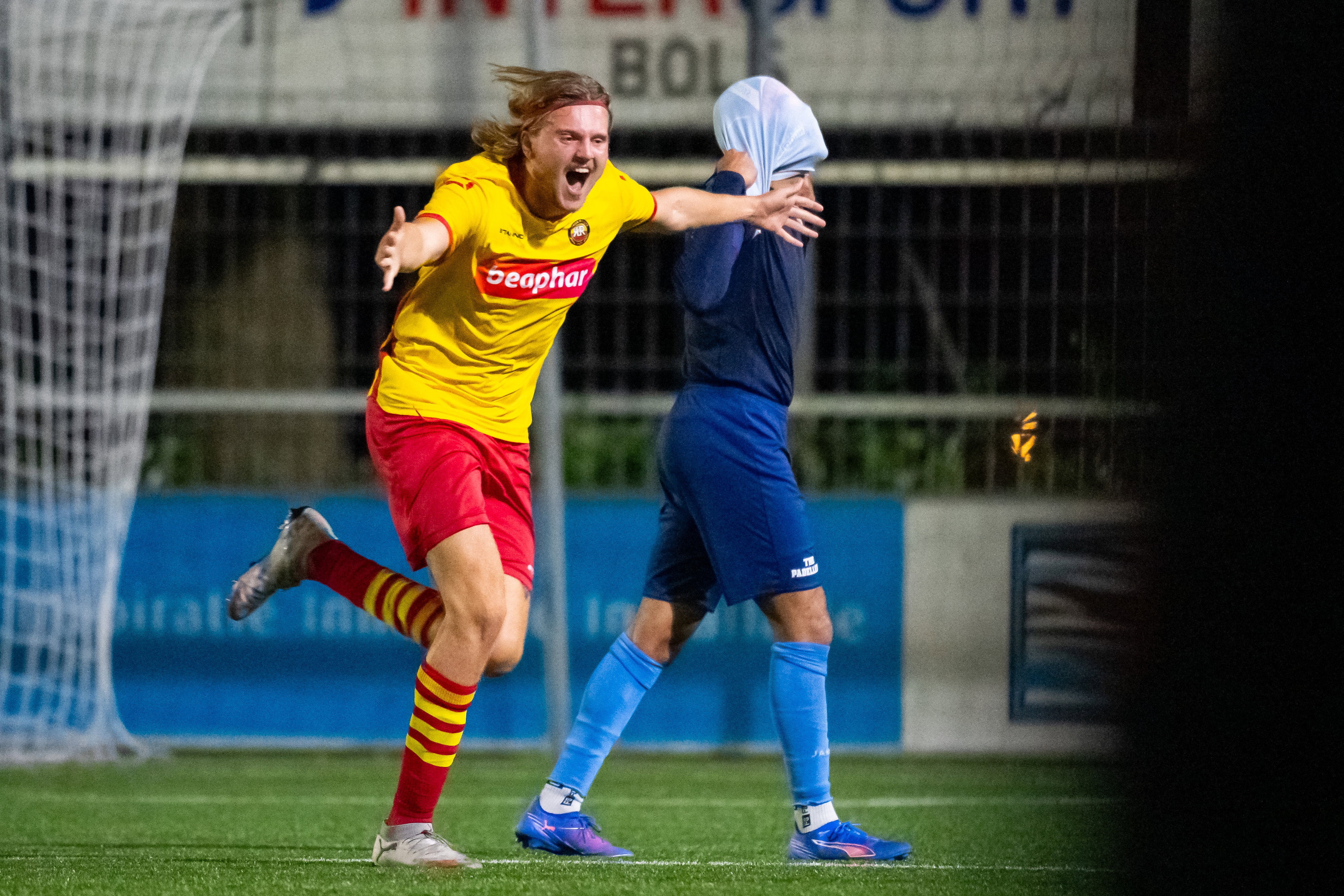 Gijs Blanke juicht na een treffer voor Rohda Raalte