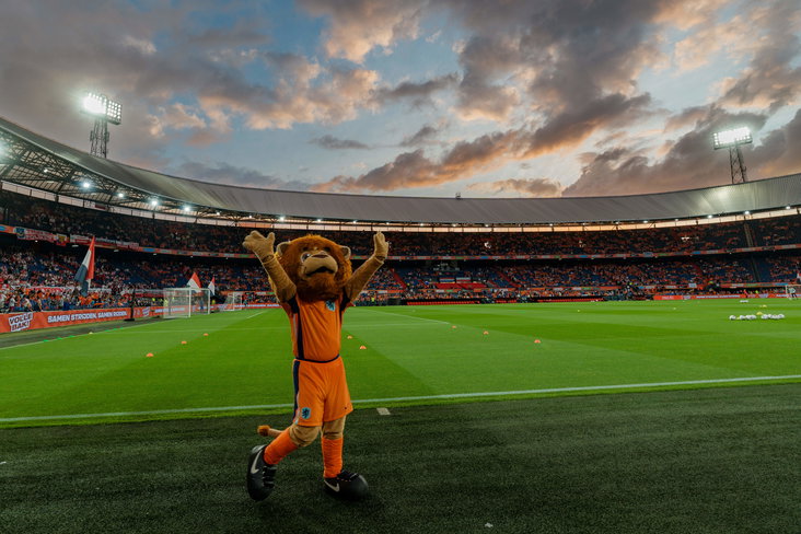 De mascotte van Oranje in De Kuip