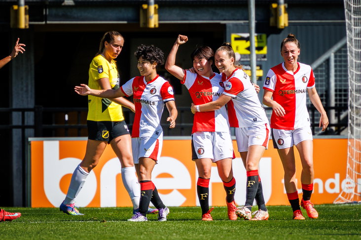 Feyenoord juicht na een doelpunt tegen NAC Breda