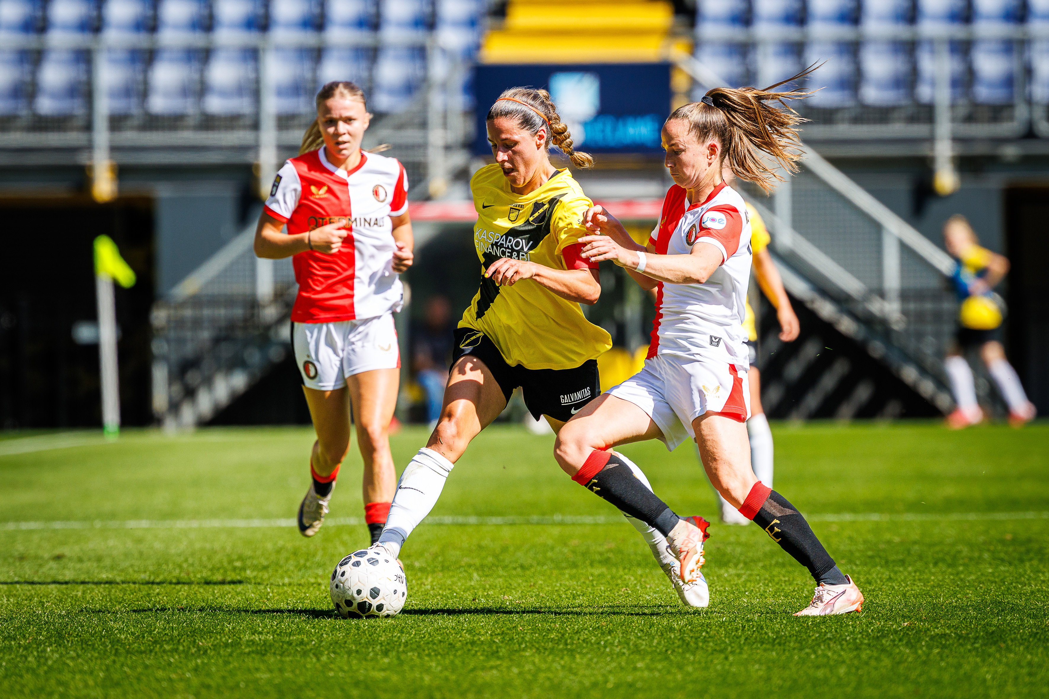 Een duel tussen Emely van der Vliet (NAC Breda) en Eva van Deursen (Feyenoord)