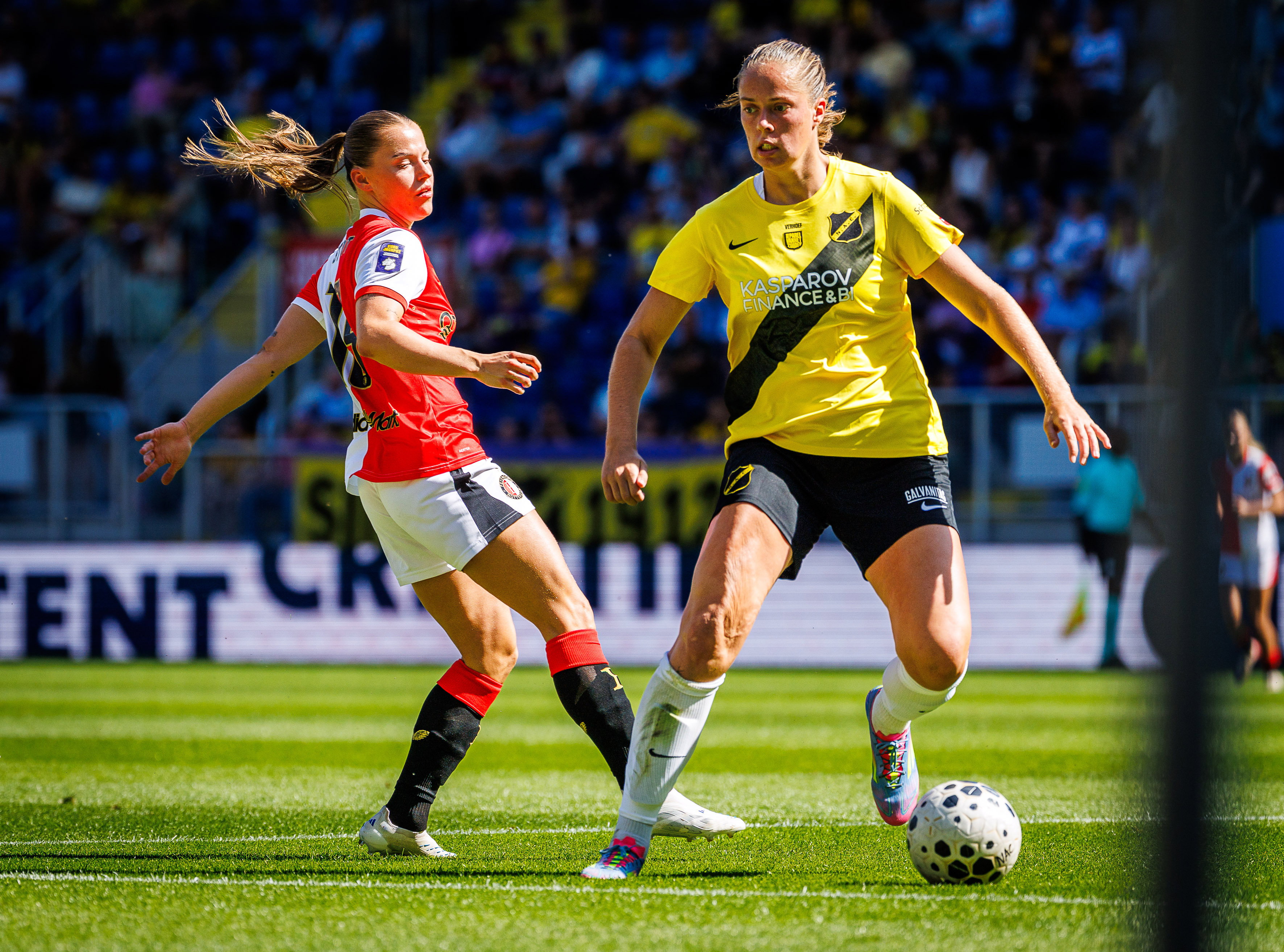 Lynn Verhoef in actie namens NAC Breda tegen Feyenoord