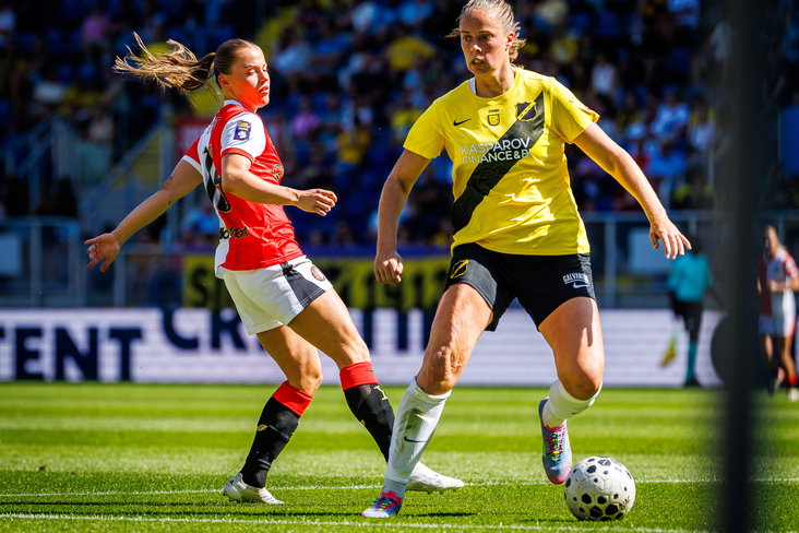 Lynn Verhoef in actie namens NAC Breda tegen Feyenoord
