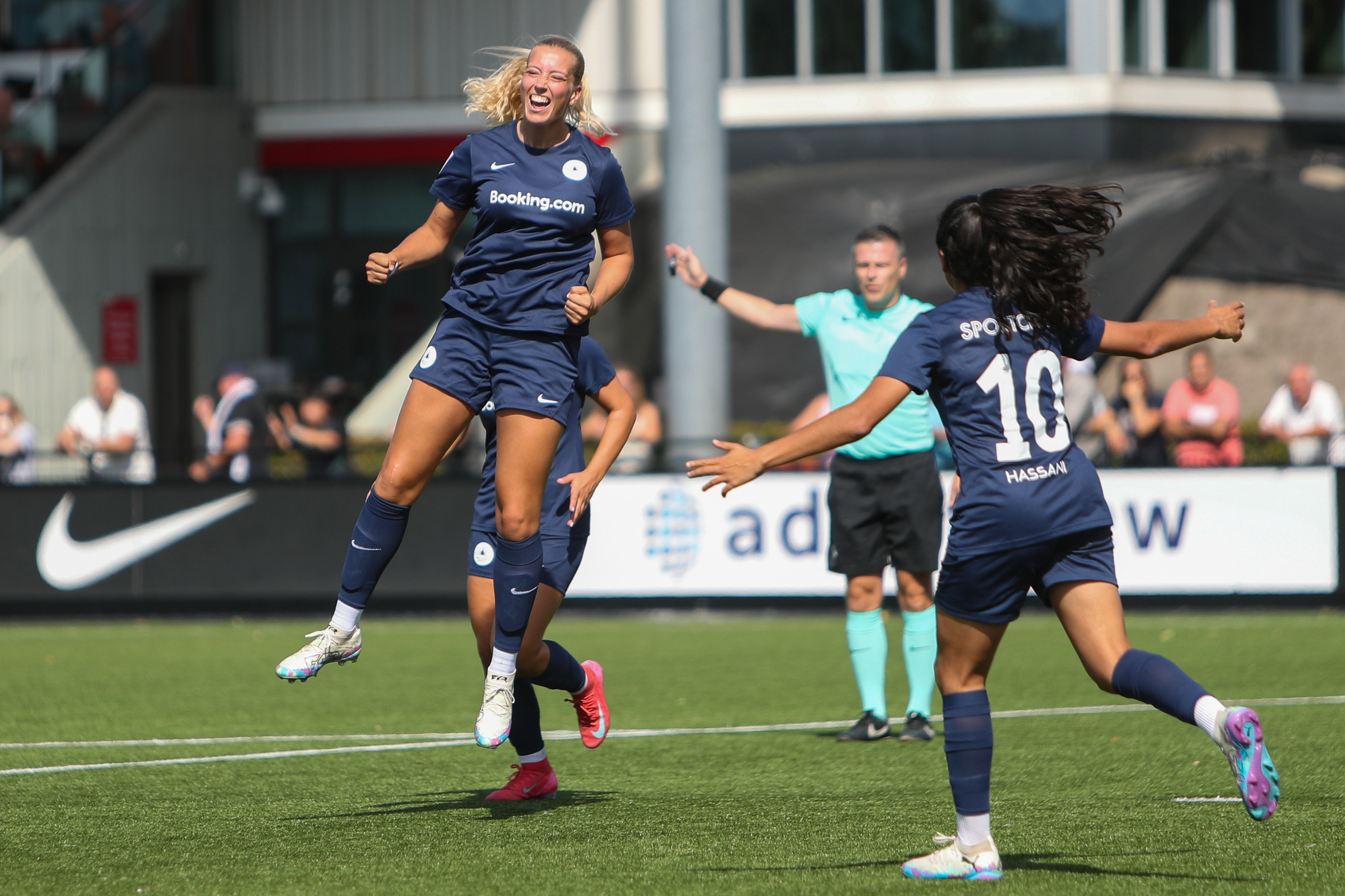 Jannette van Belen en Samya Hassani juichen na een goal van HERA United