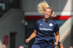 Jannette van Belen juicht na haar goal voor HERA United