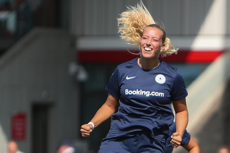 Jannette van Belen juicht na haar goal voor HERA United