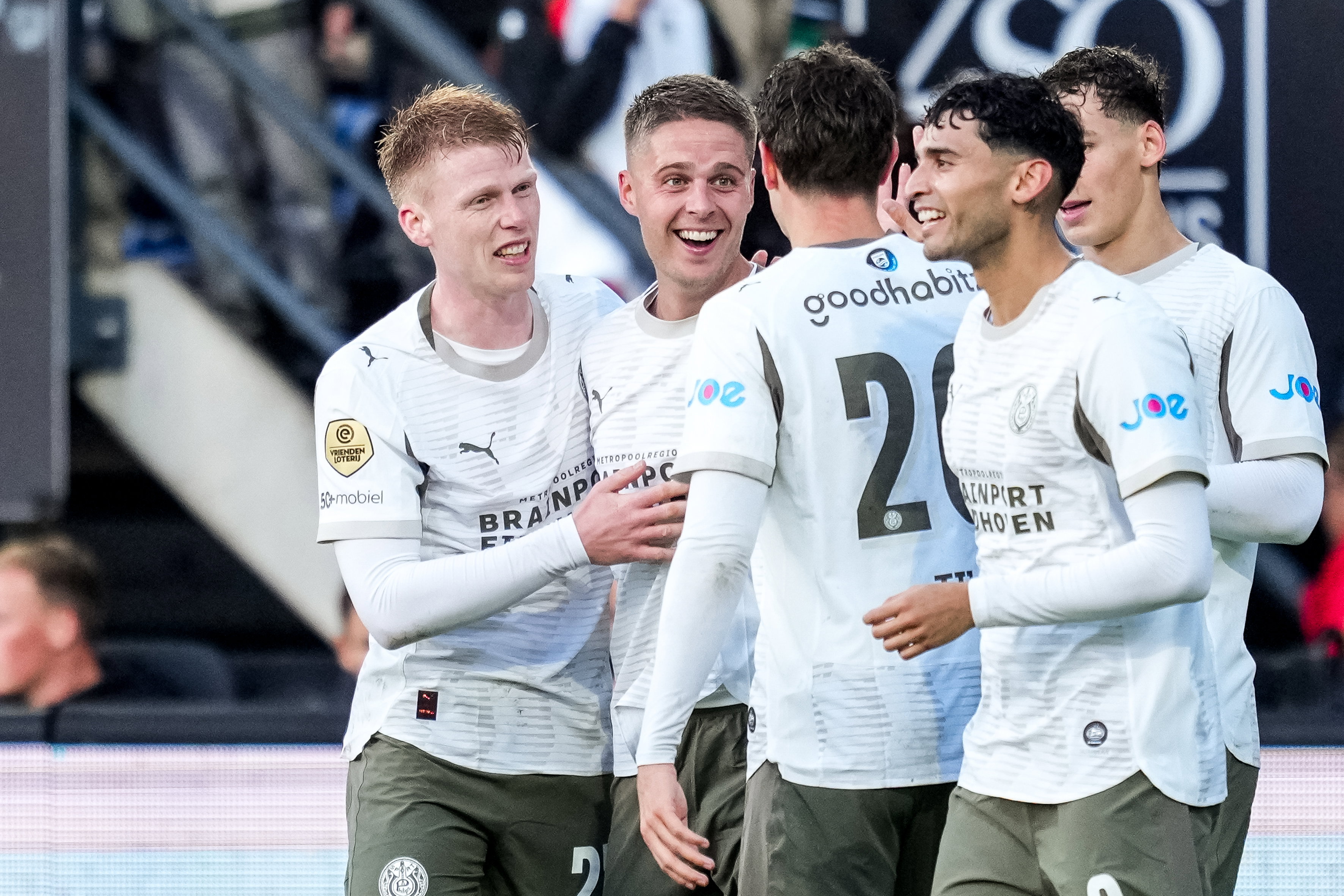 PSV viert de prachtige treffer van Joey Veerman tegen NEC