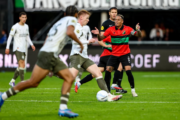 Tjaronn Chery in duel met Jerdy Schouten