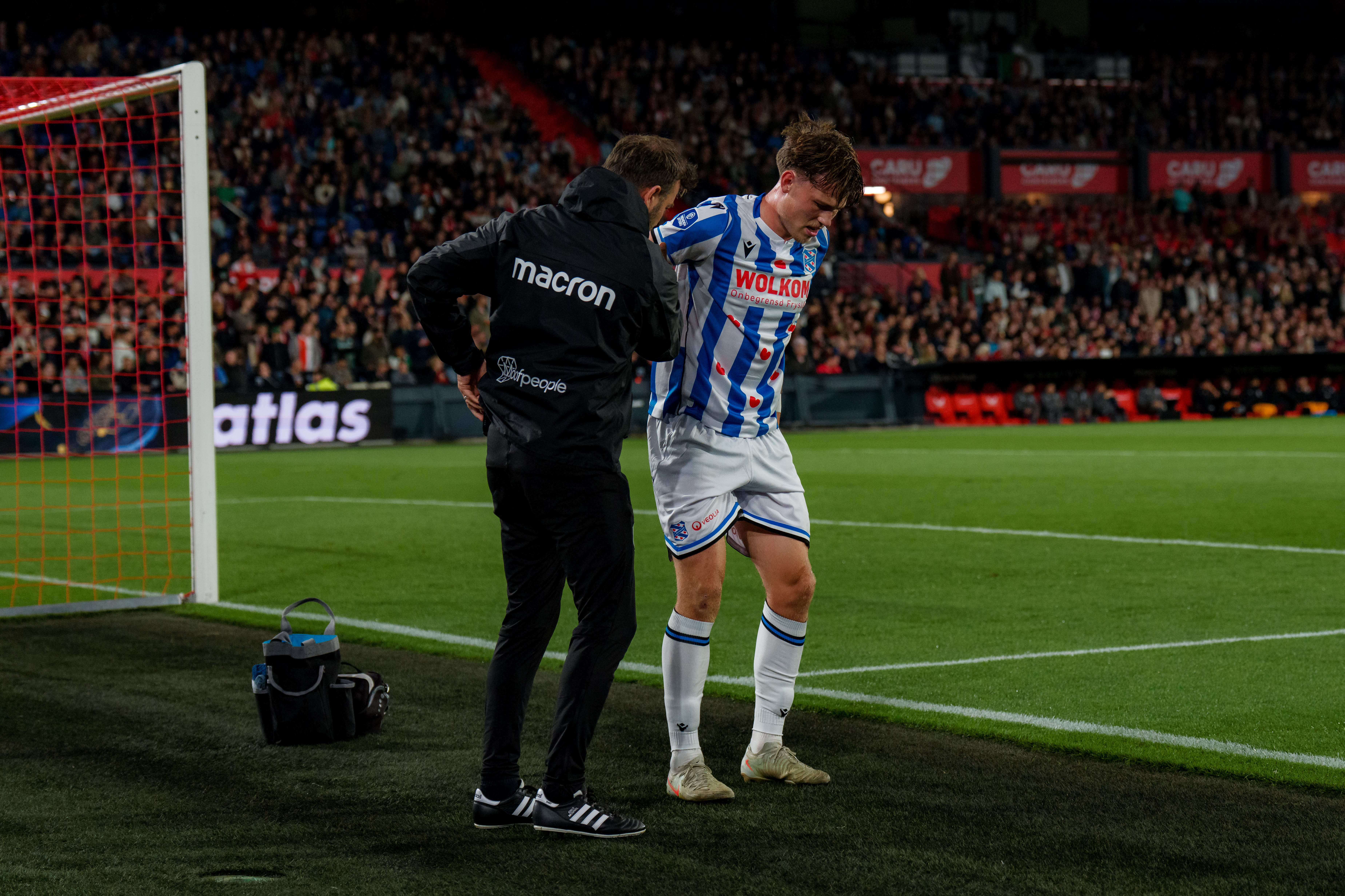 Nikolai Hopland geblesseerd in de Kuip
