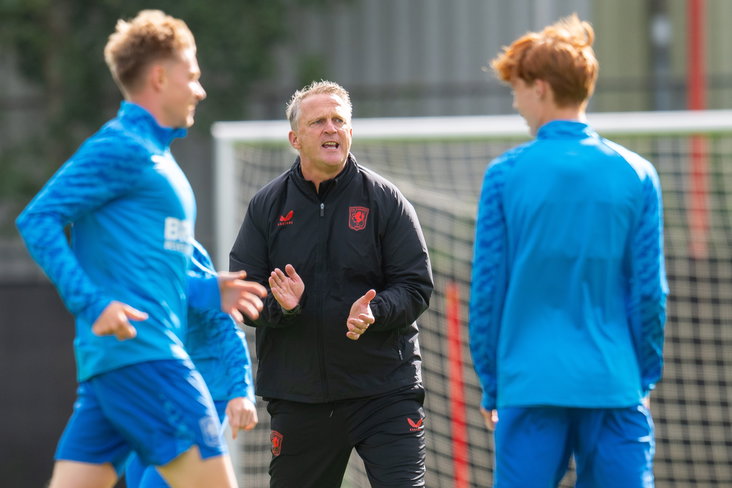 John van den Brom op het trainingsveld bij FC Twente
