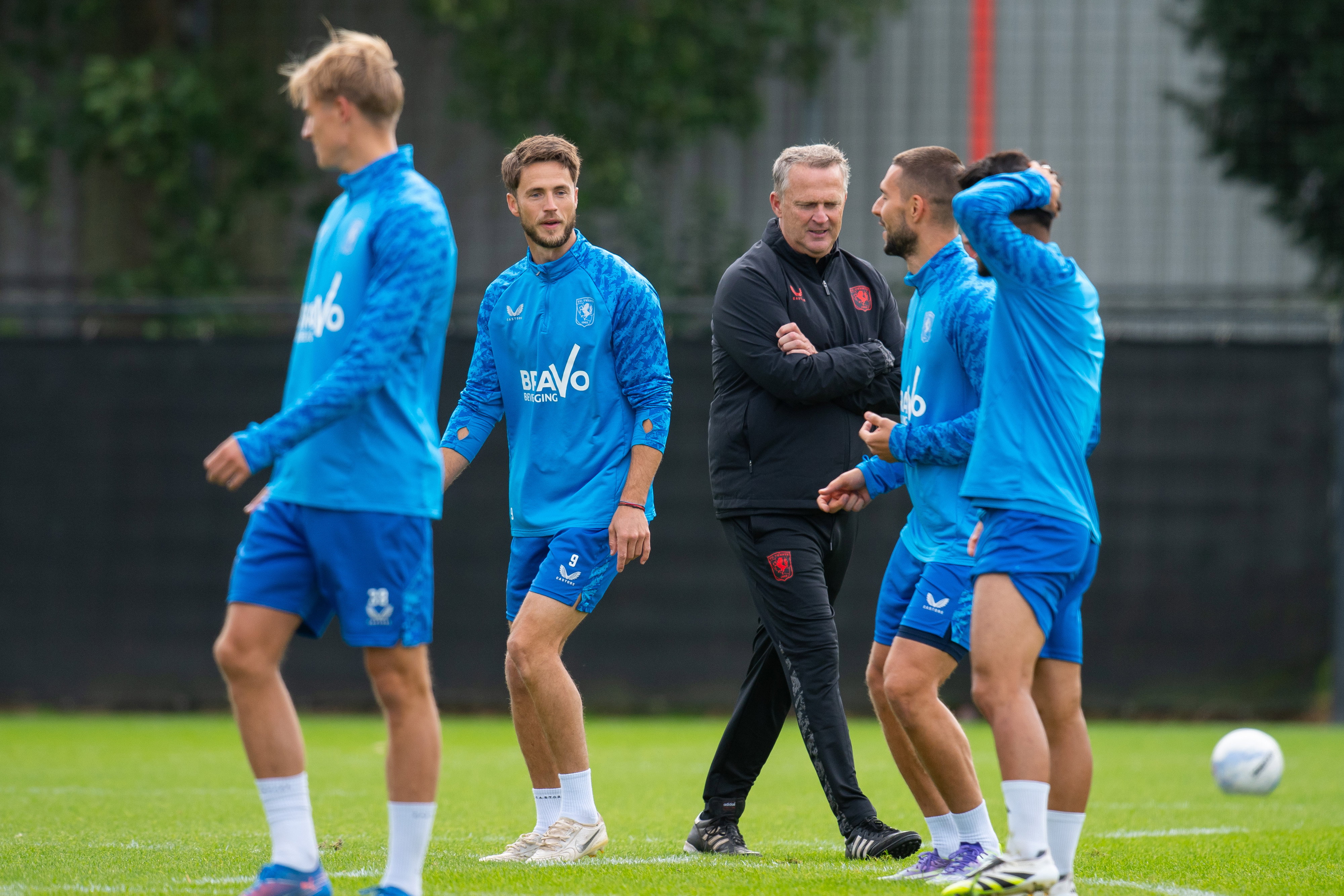 Ricky van Wolfswinkel naast John van den Brom op het trainingsveld