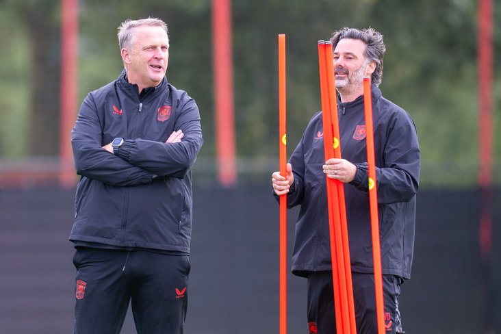 John van den Brom op het trainingsveld naast Ivar van Dinteren